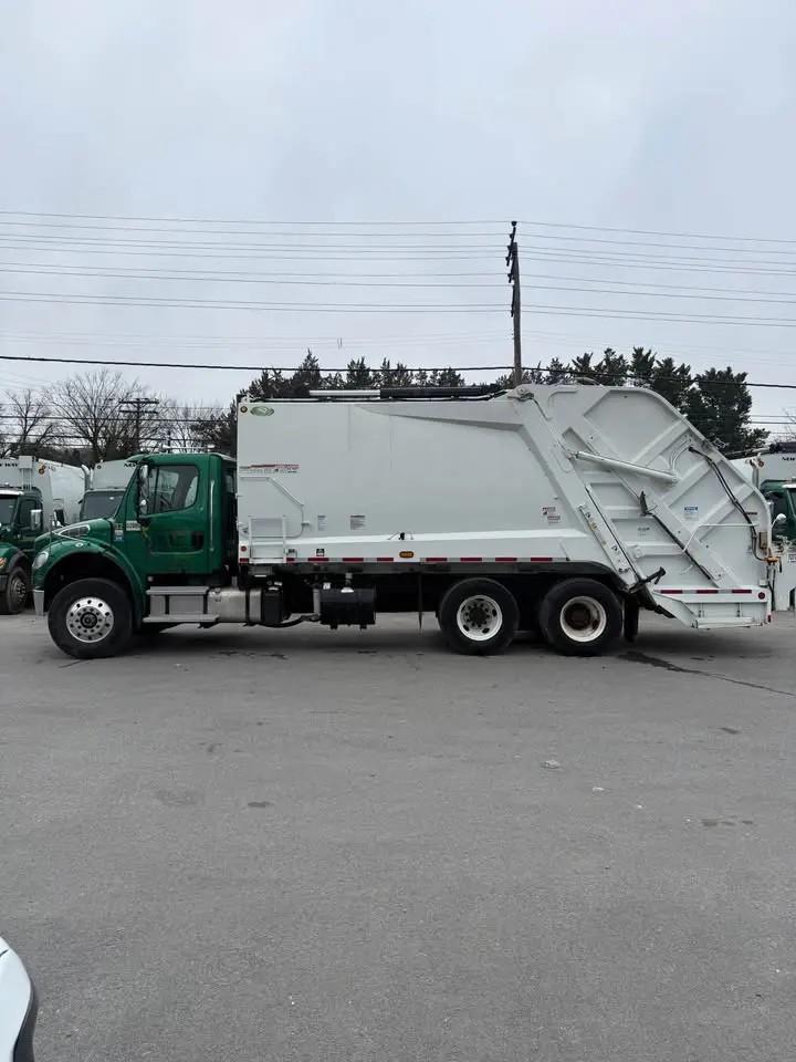 2022 Freightliner New Way Rear Loader - image 2