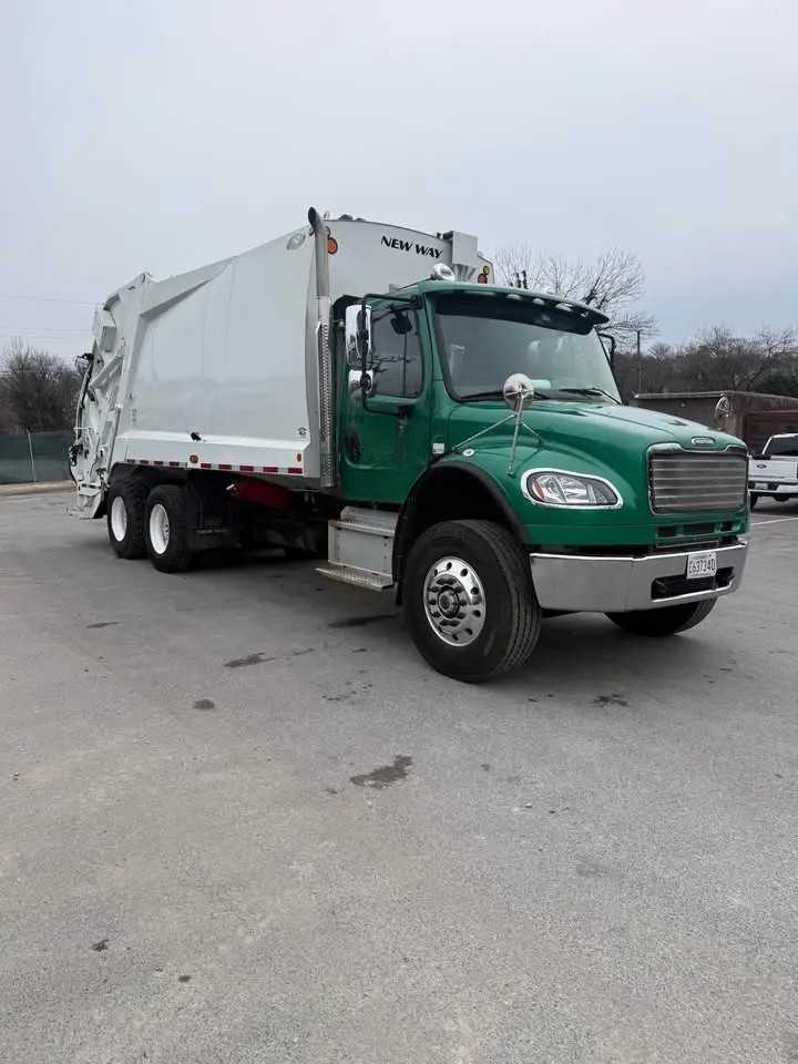 2022 Freightliner New Way Rear Loader — photo 2