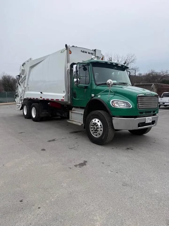 2022 Freightliner New Way Rear Loader - image 2
