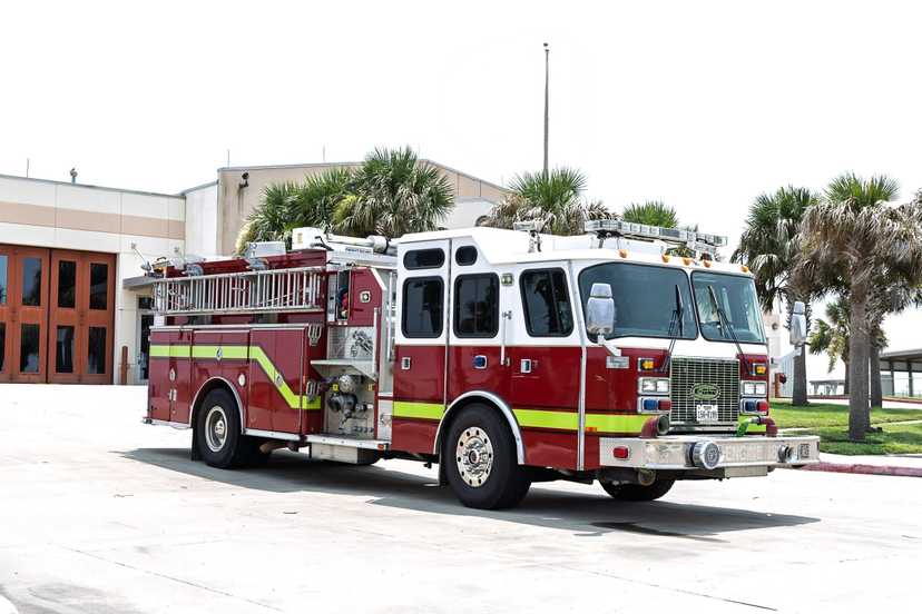 2000 E-One Cyclone Pumper — photo 3