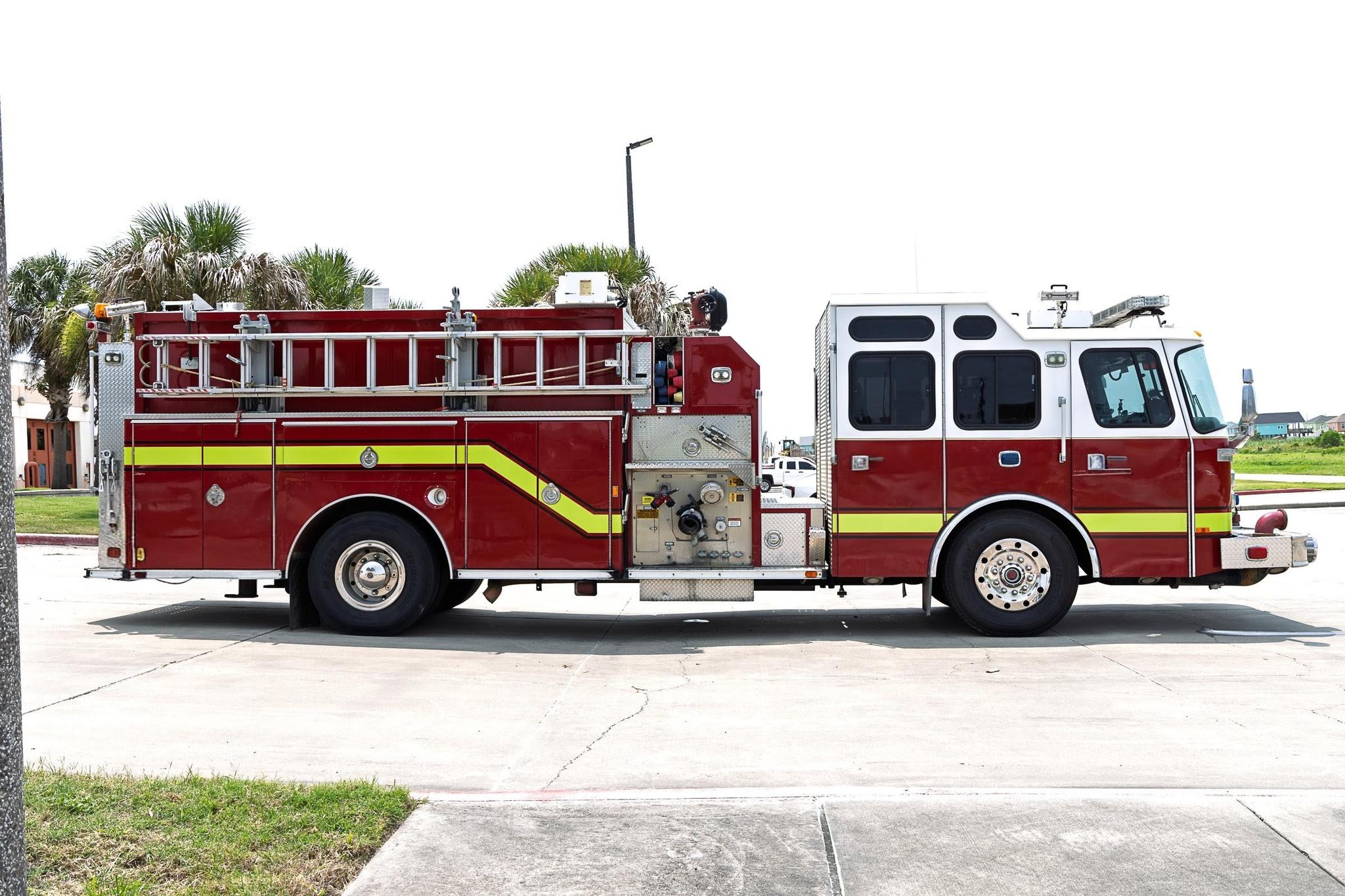 2000 E-One Cyclone Pumper - image 2