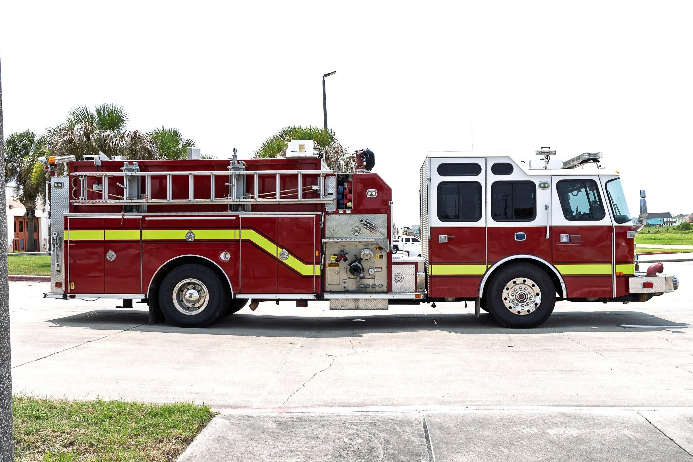 2000 E-One Cyclone Pumper - image 2