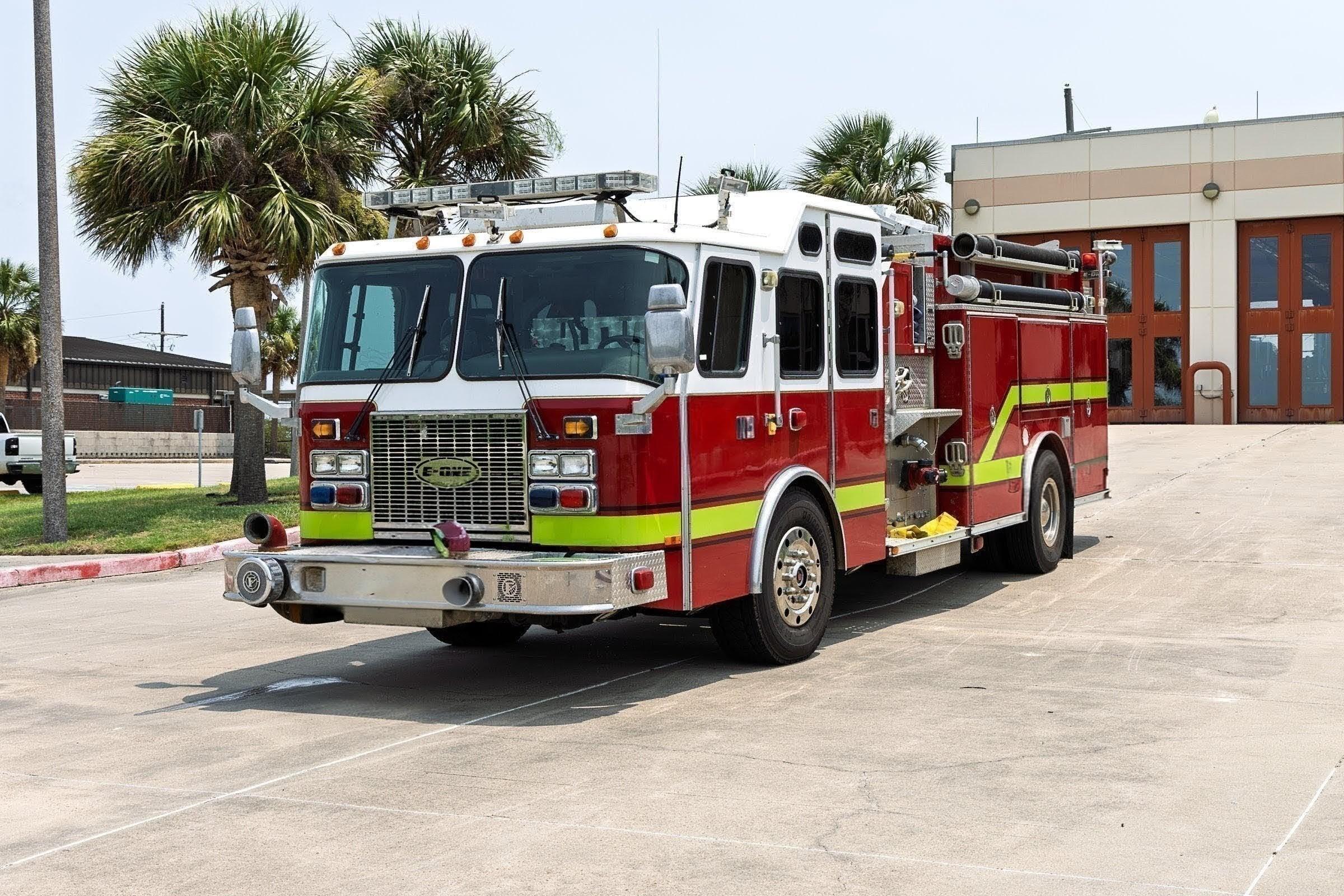 2000 E-One Cyclone Pumper - image 1