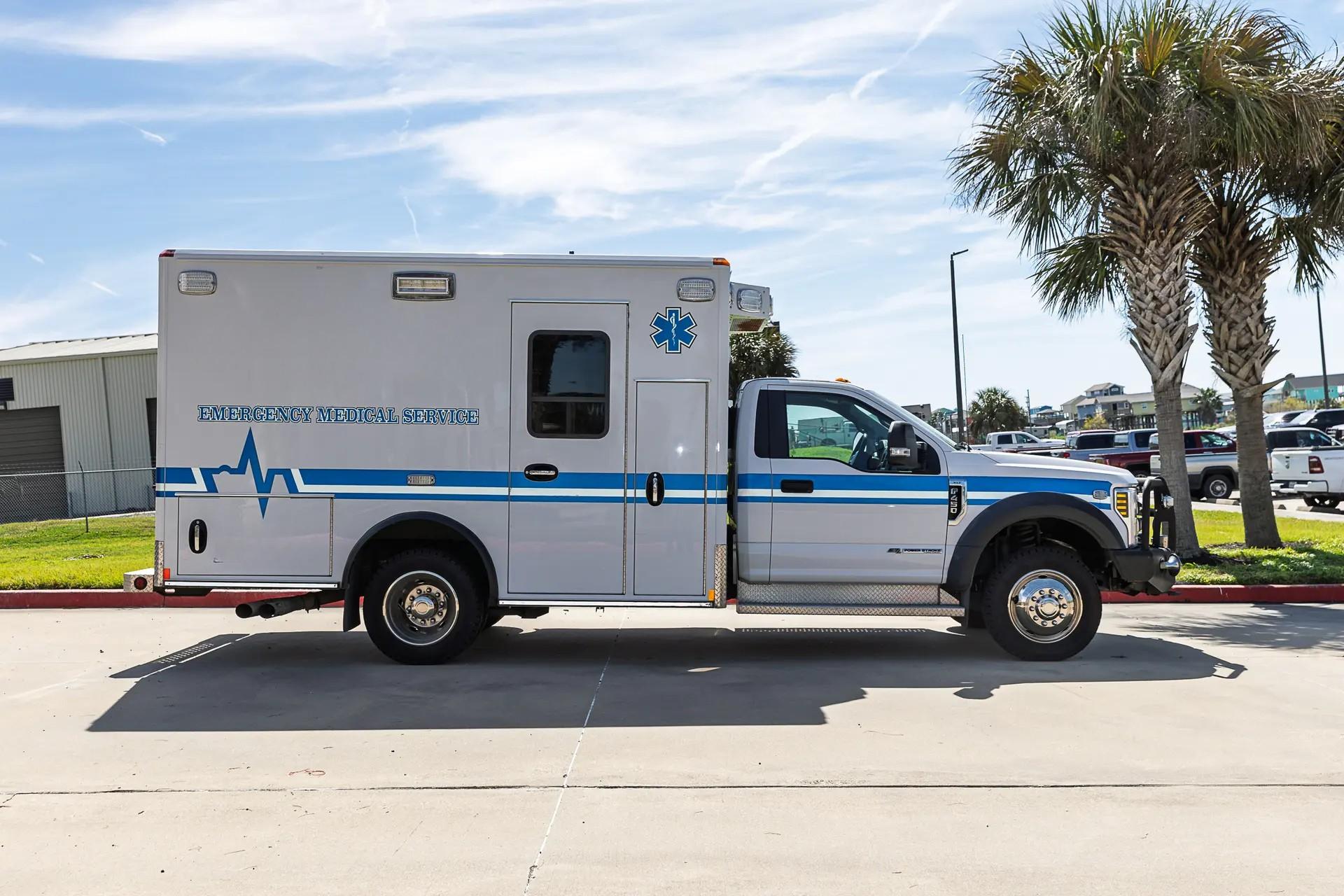 2019 REV Ford 4x4 Type I Ambulance - image 7