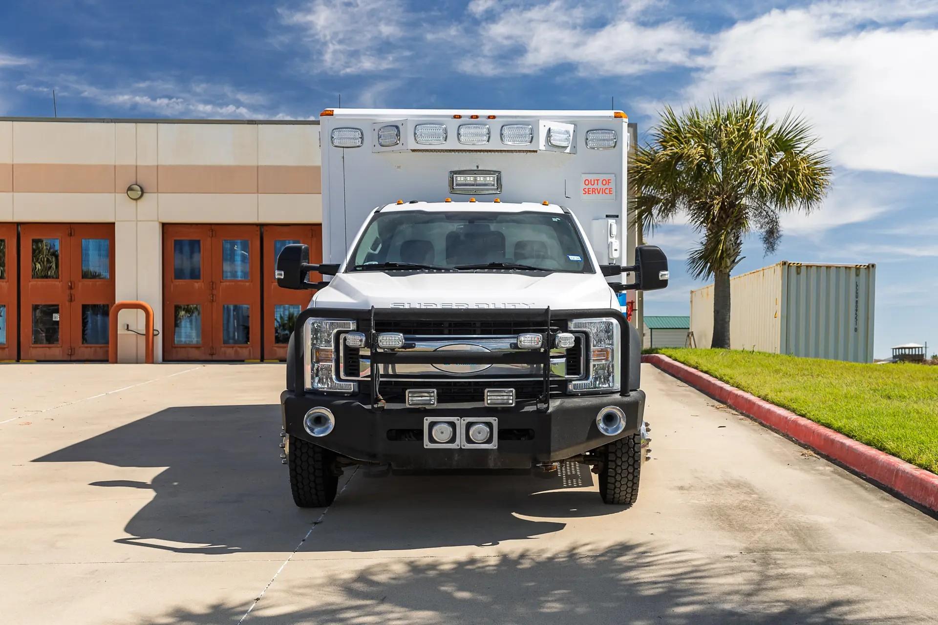 2019 REV Ford 4x4 Type I Ambulance - image 2