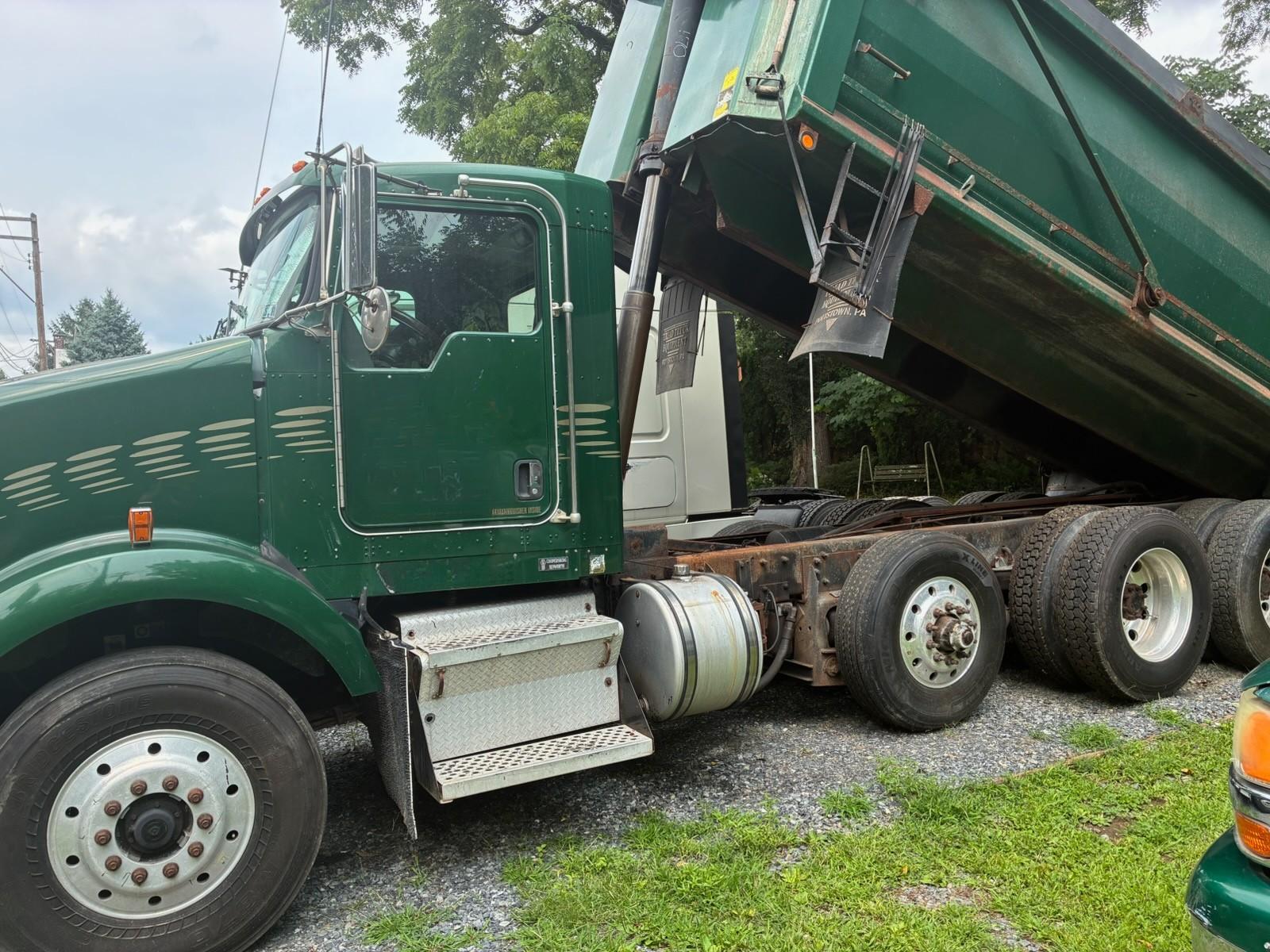 2006 Kenworth T800 Dump Truck - image 1