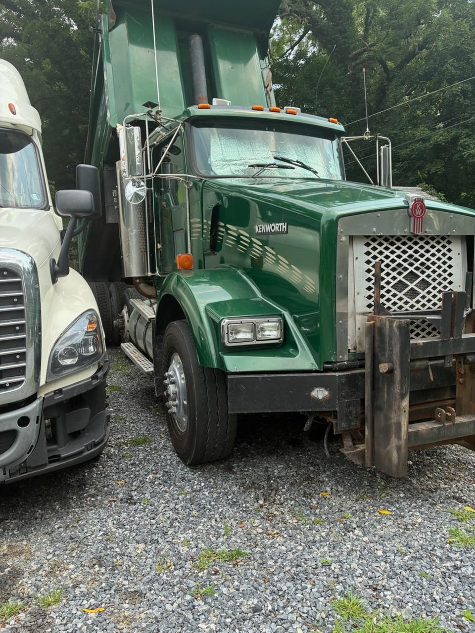 2006 Kenworth T800 Dump Truck - image 2