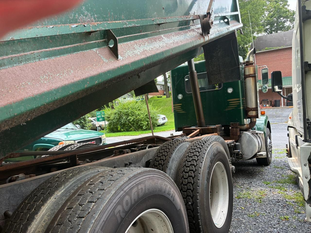 2006 Kenworth T800 Dump Truck - image 4