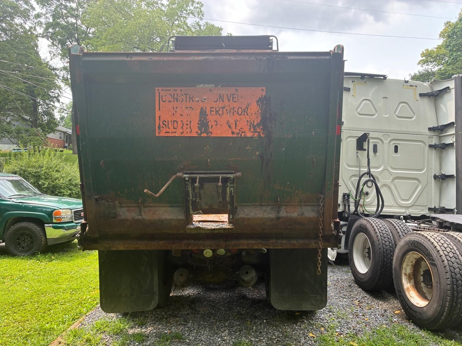2006 Kenworth T800 Dump Truck - image 3