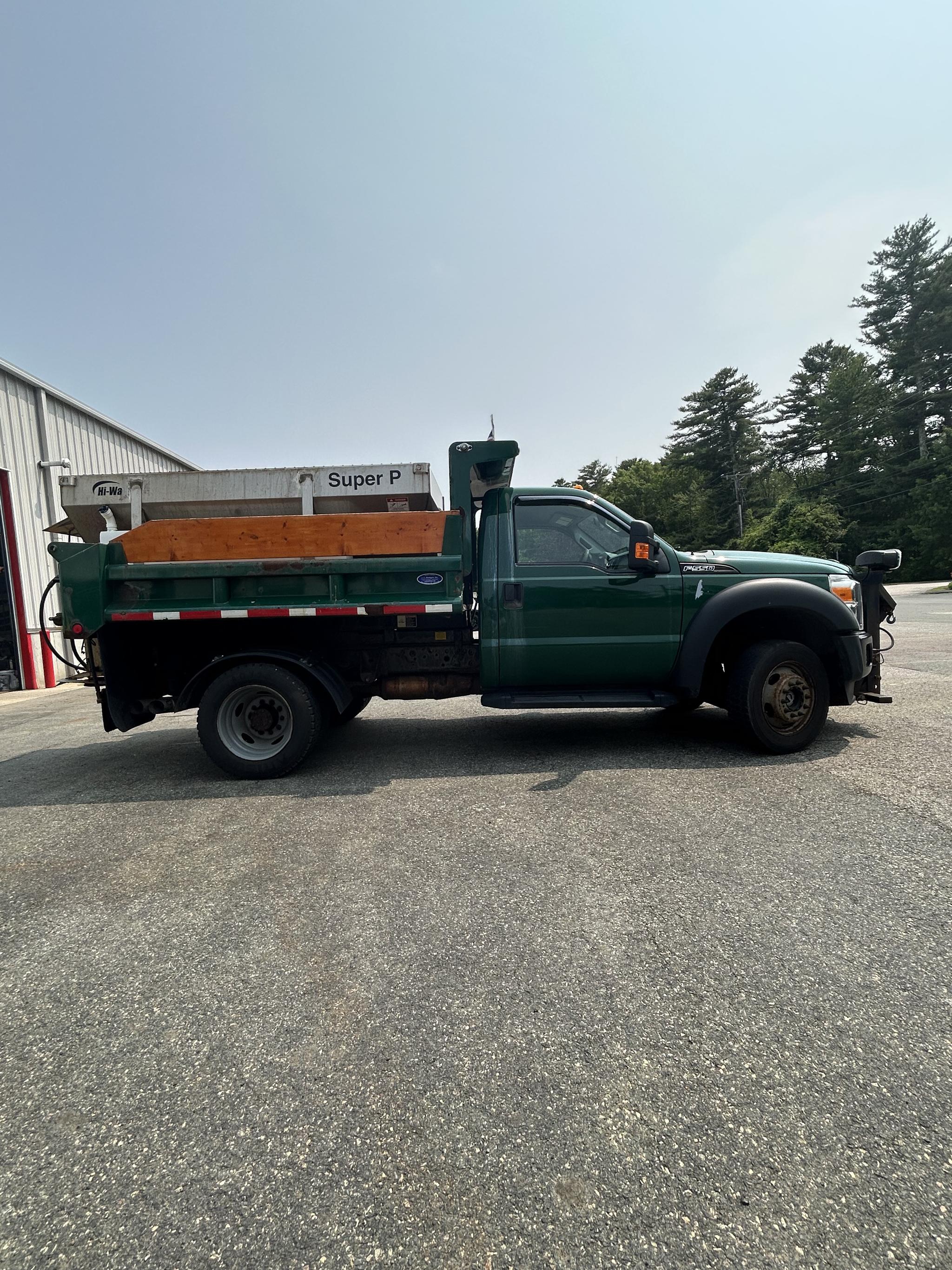 2012 Ford F-550 6.7L 4x4 Spreader - image 4