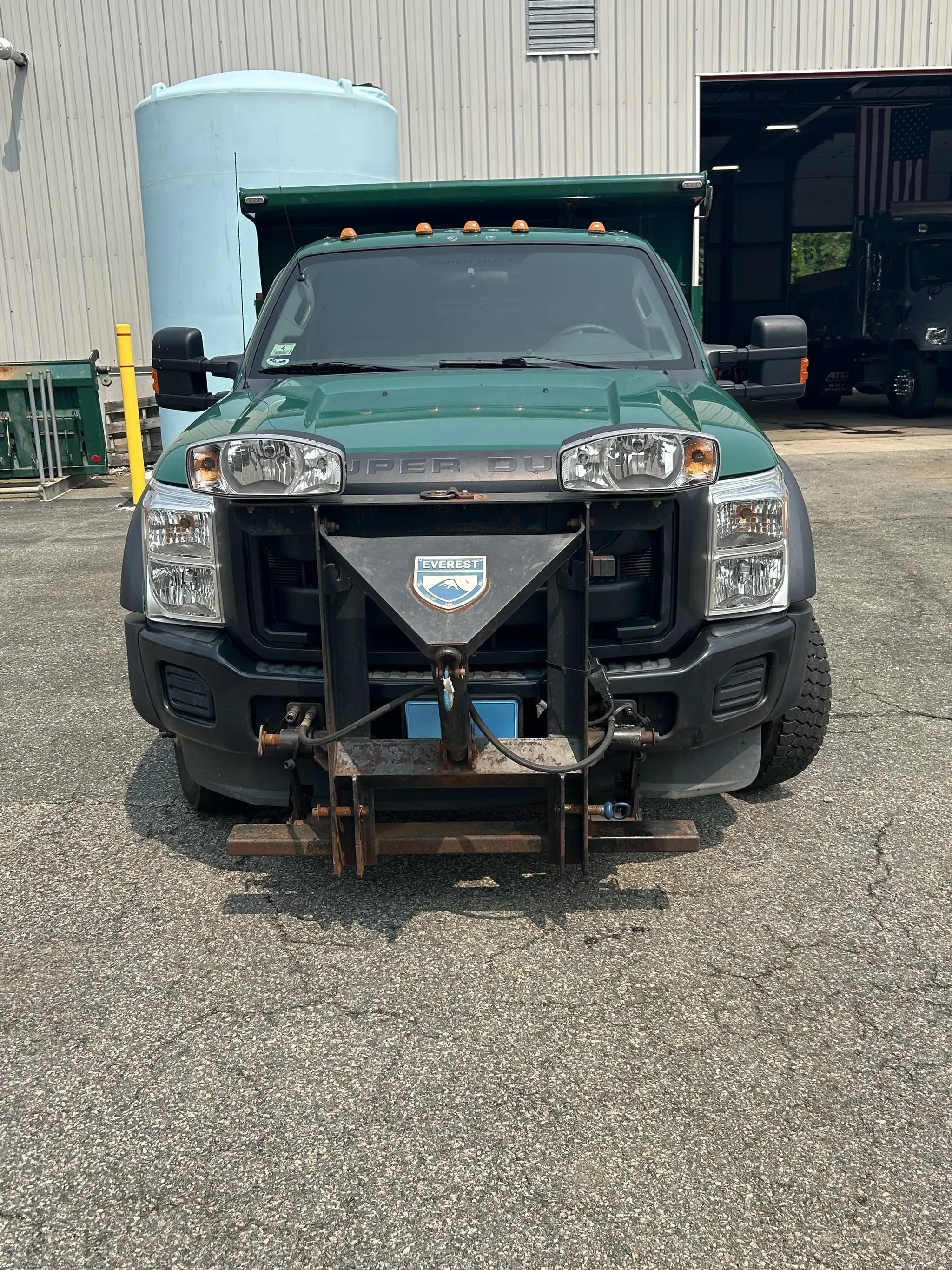 2012 Ford F-550 6.7L 4x4 Spreader - image 2