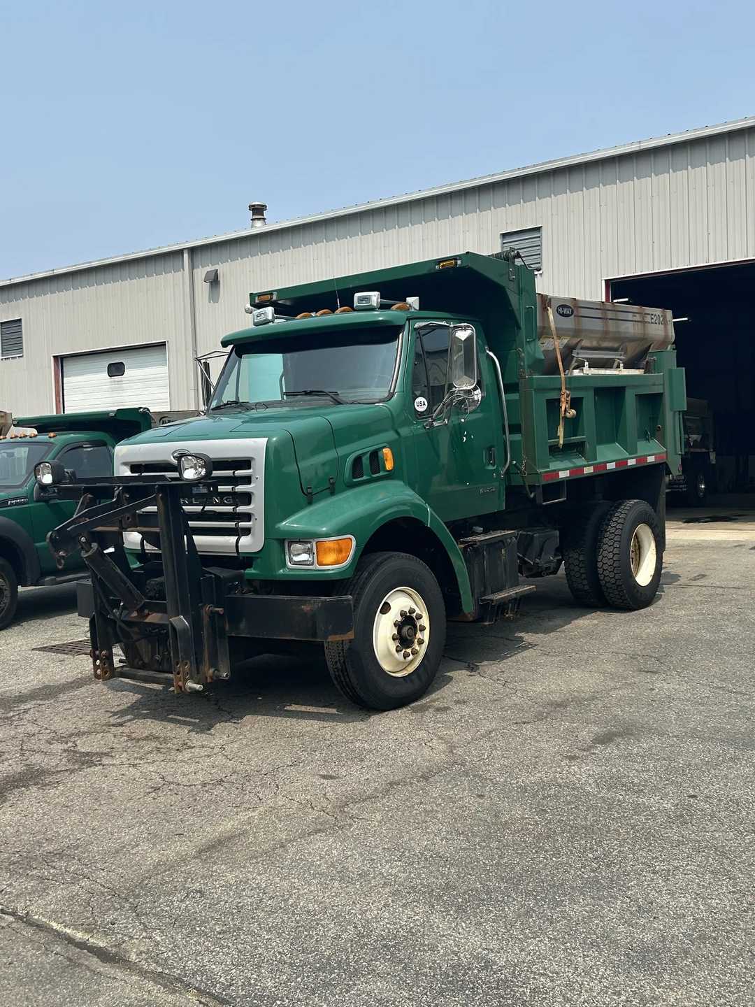2002 Sterling L7500 6YD Hiway 2020XT Spreader