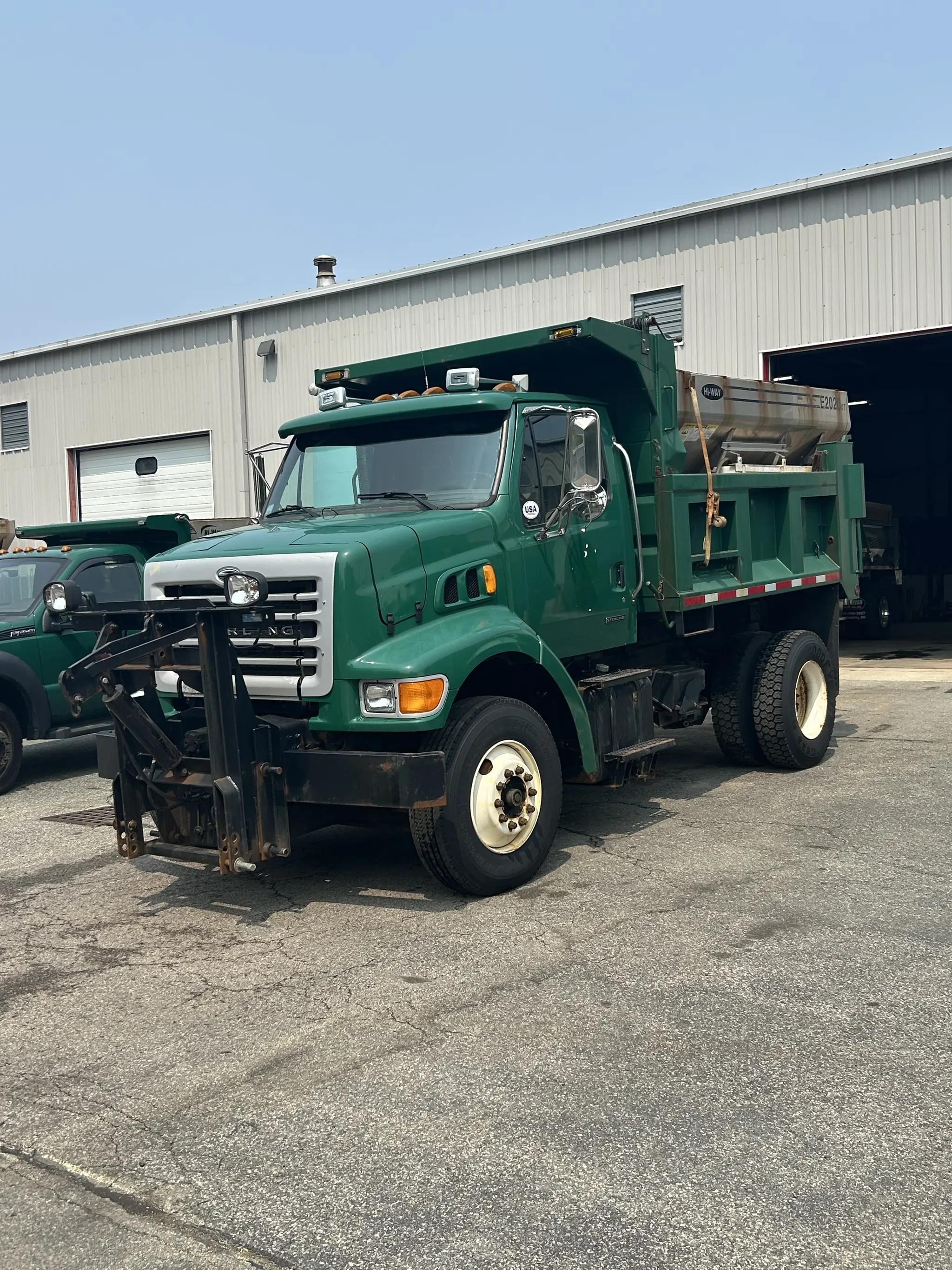 2002 Sterling L7500 6YD Hiway 2020XT Spreader - image 1