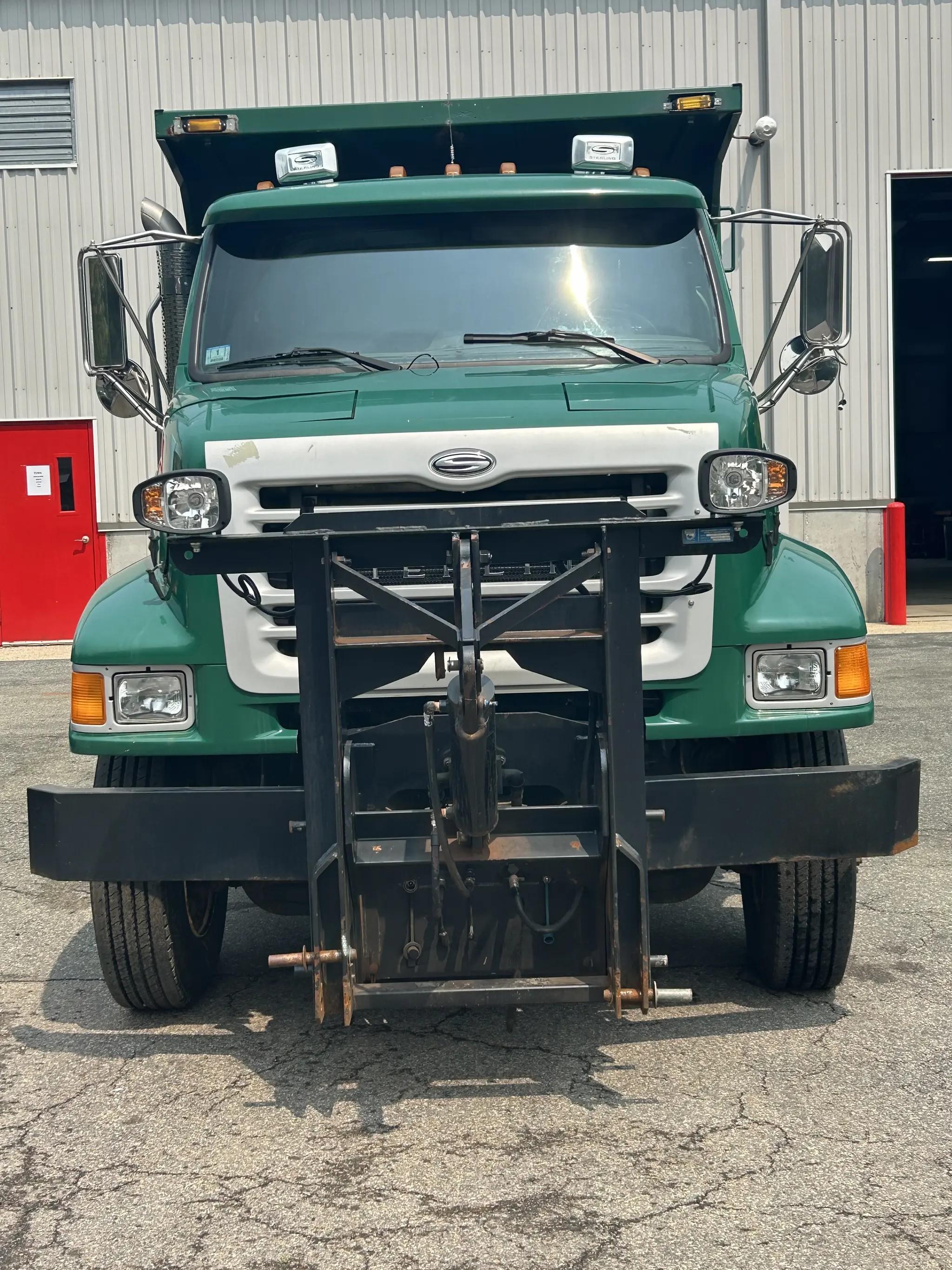 2002 Sterling L7500 6YD Hiway 2020XT Spreader - image 2