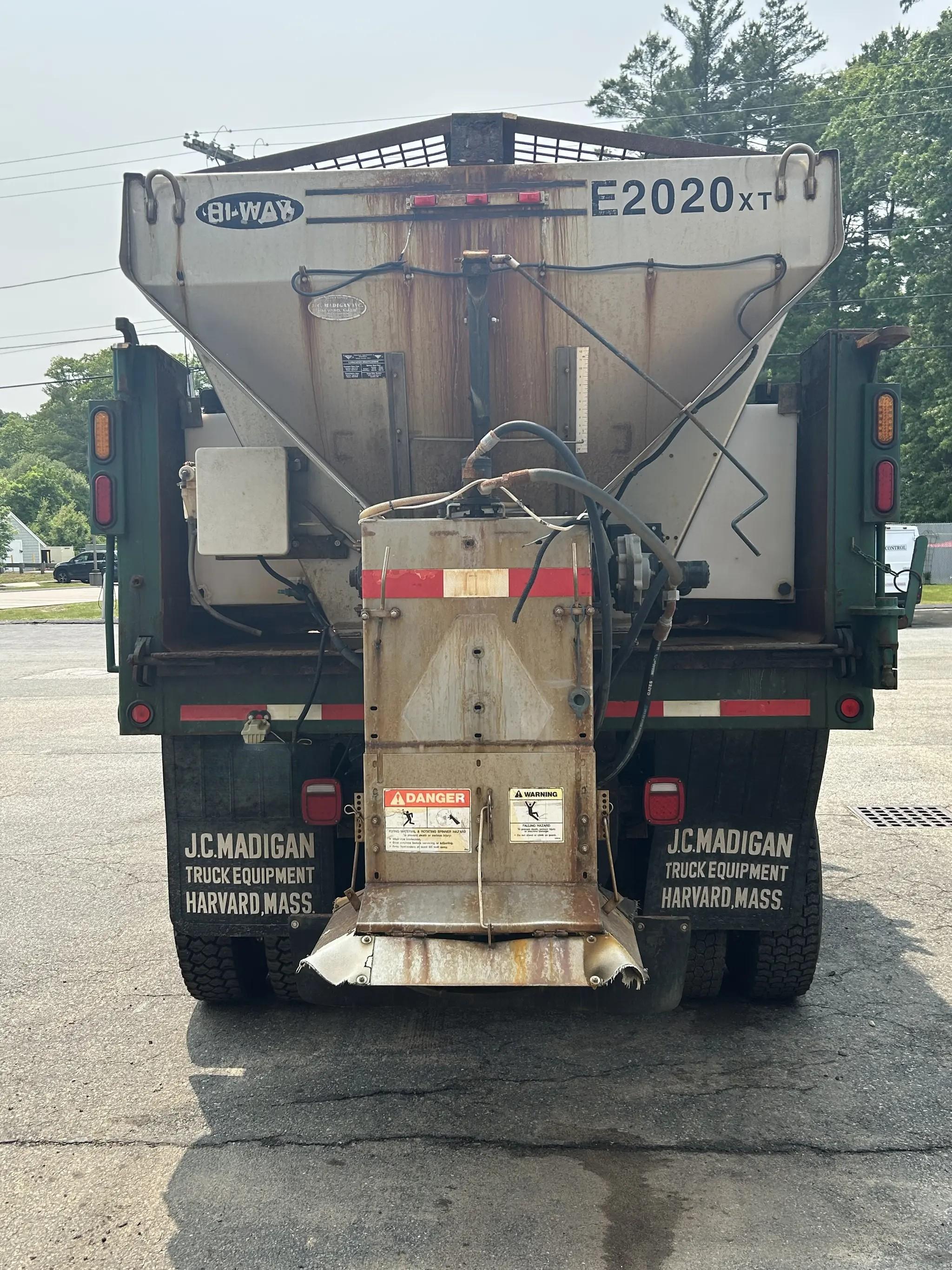 2002 Sterling L7500 6YD Hiway 2020XT Spreader - image 3