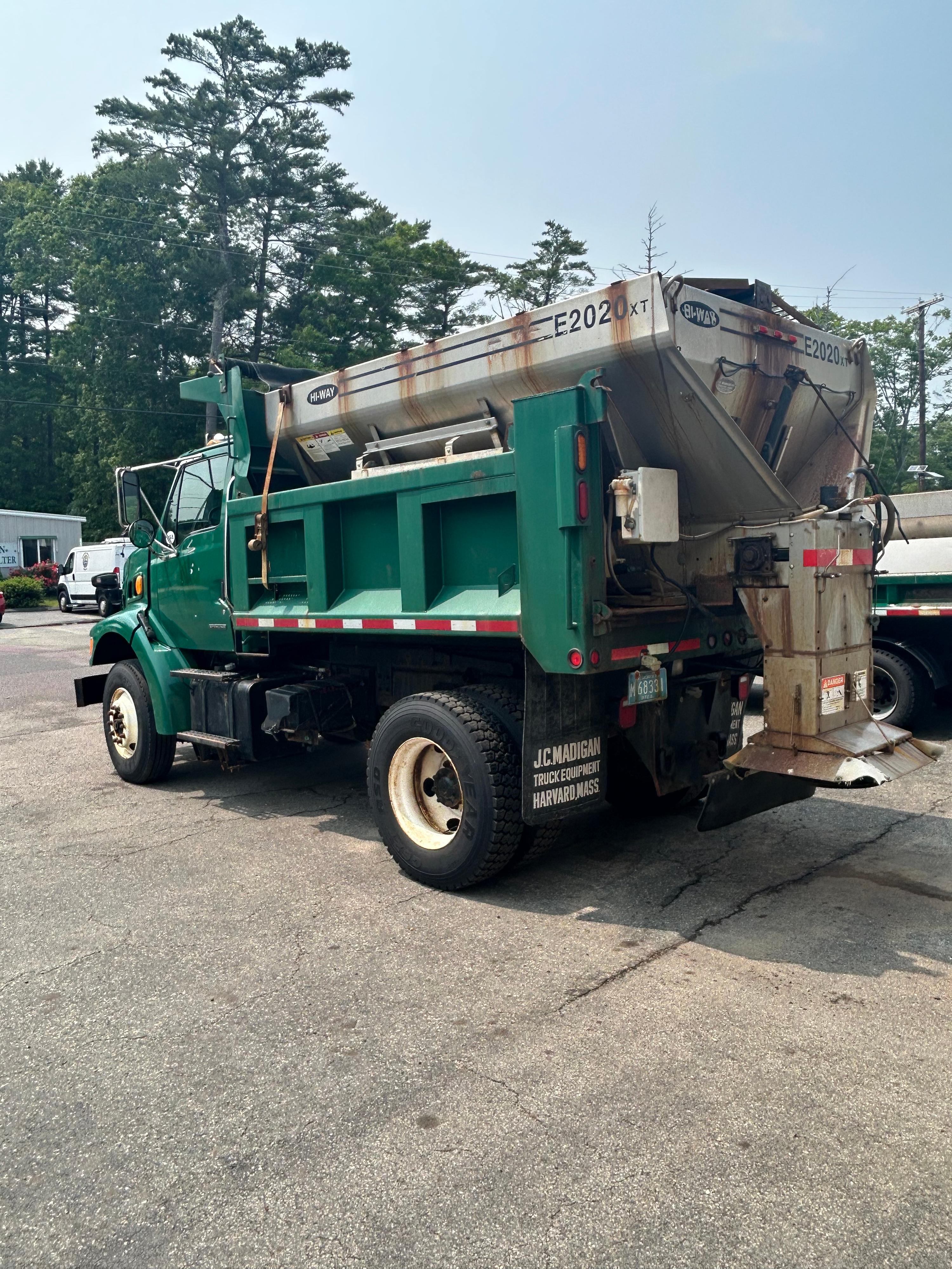 2002 Sterling L7500 6YD Hiway 2020XT Spreader - image 4
