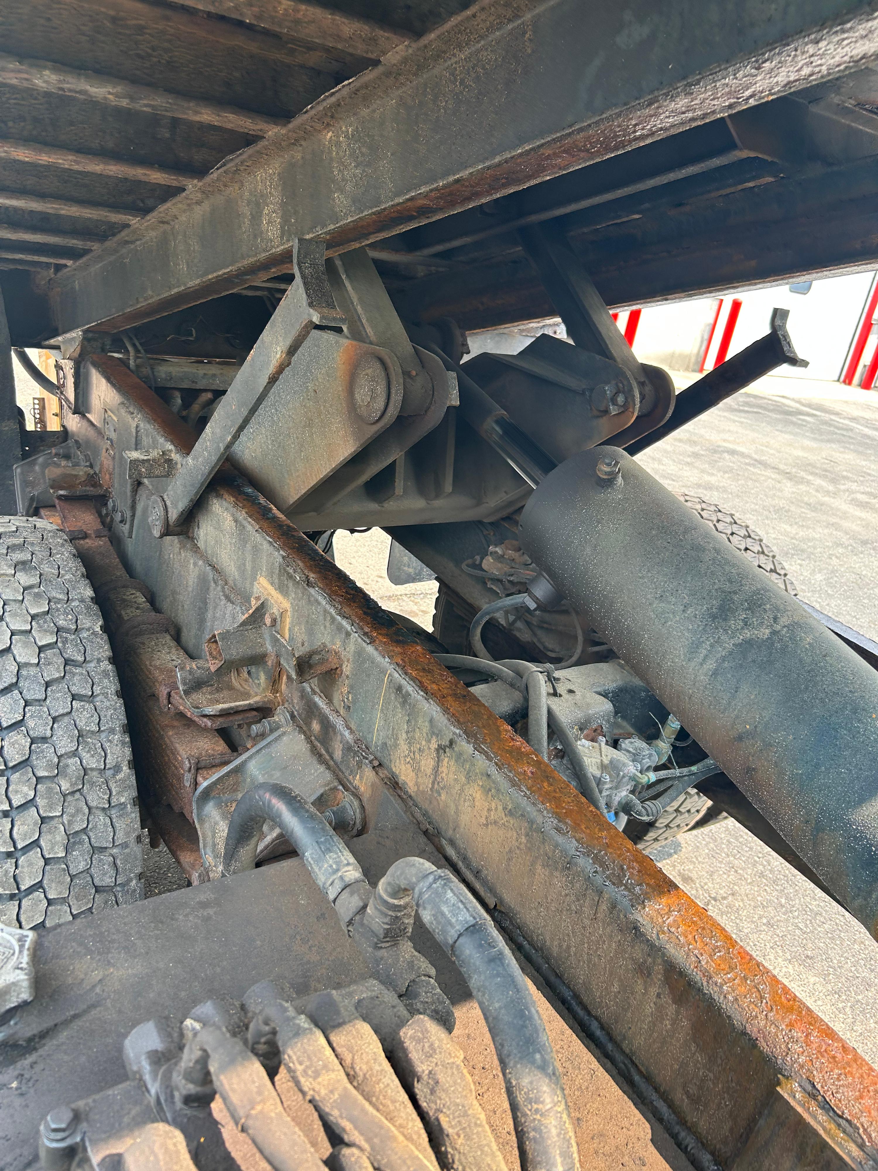 2002 Sterling L7500 6YD Hiway 2020XT Spreader - image 9