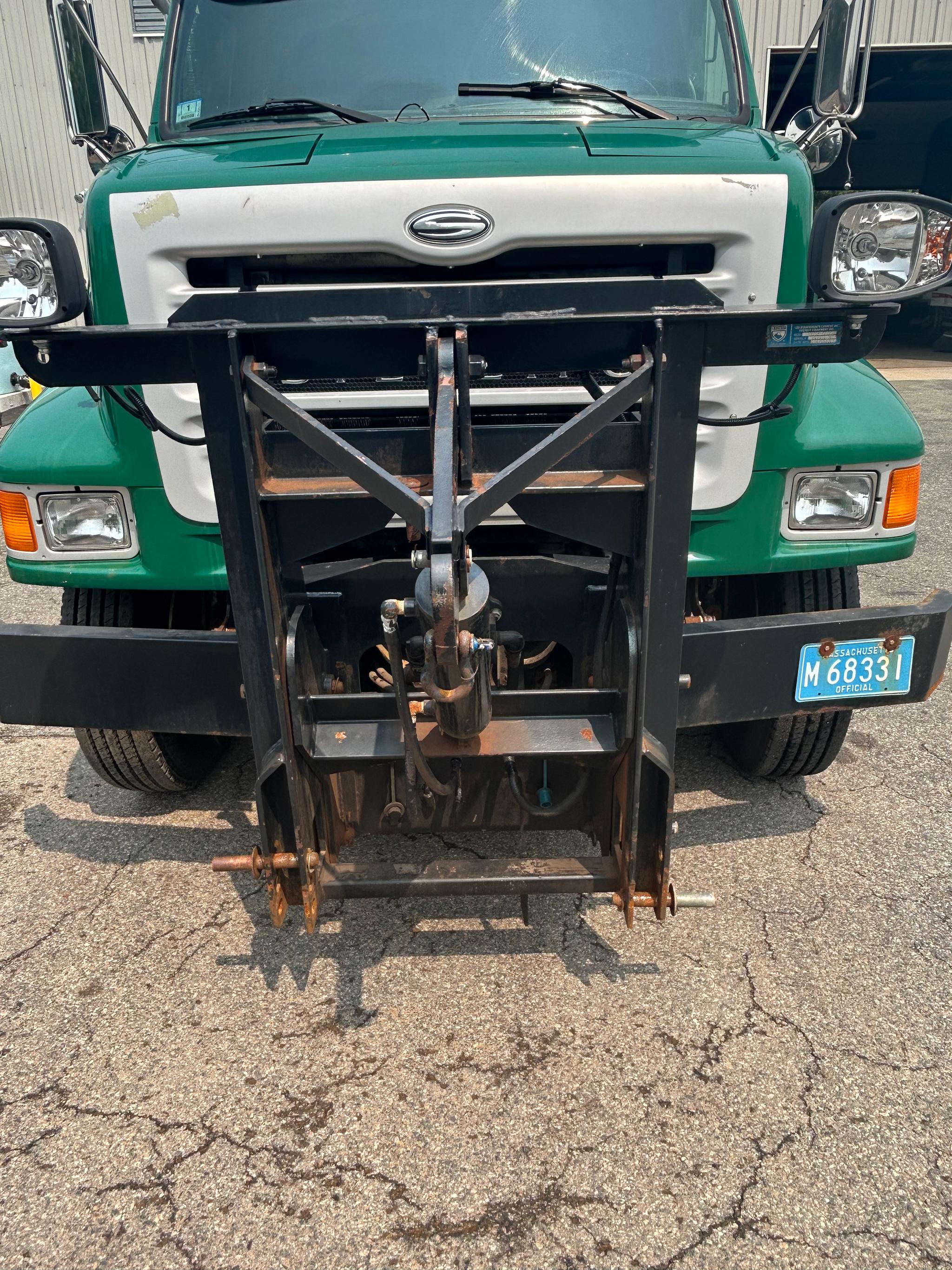 2002 Sterling L7500 6YD Hiway 2020XT Spreader - image 5