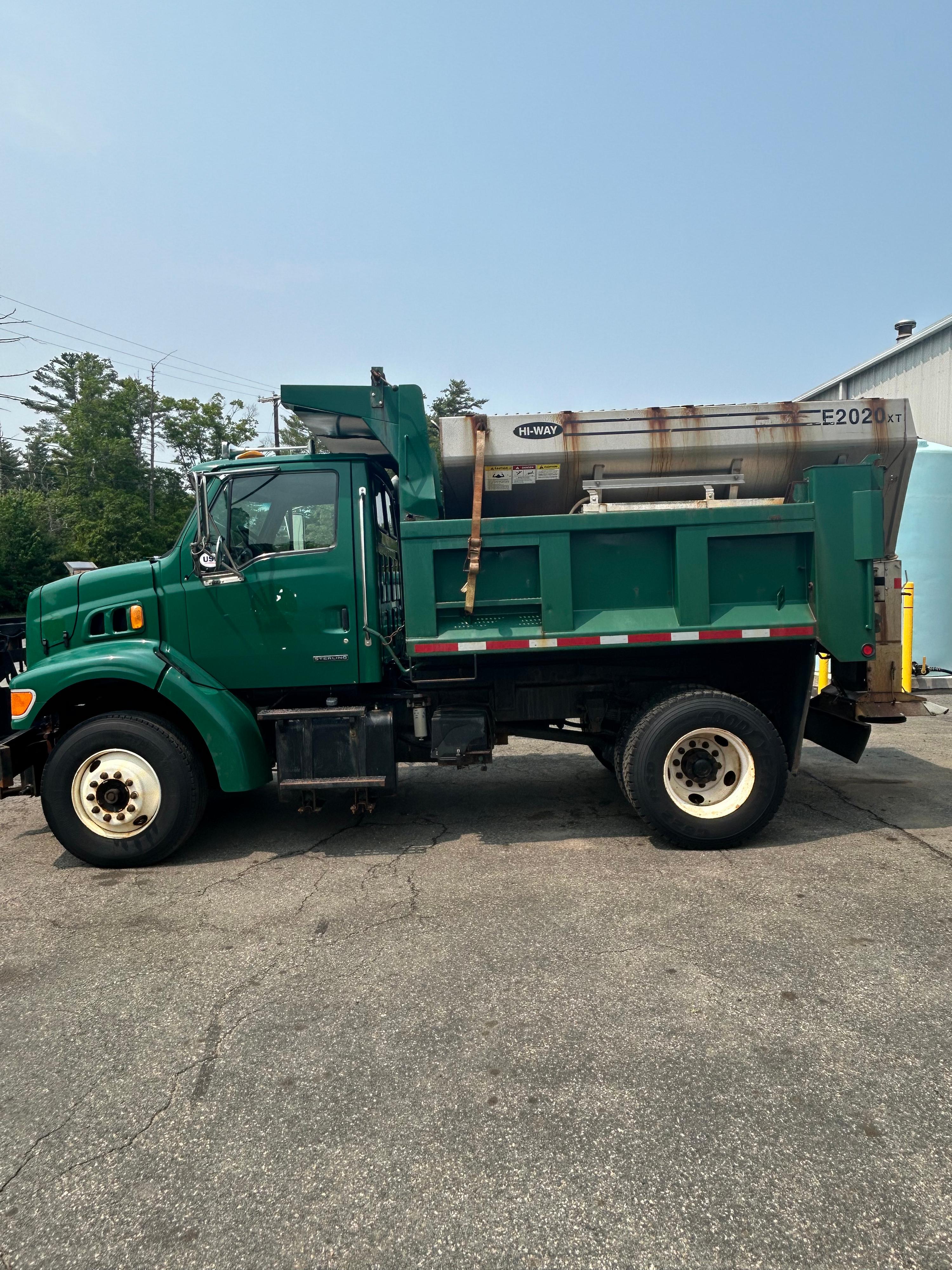 2002 Sterling L7500 6YD Hiway 2020XT Spreader - image 13