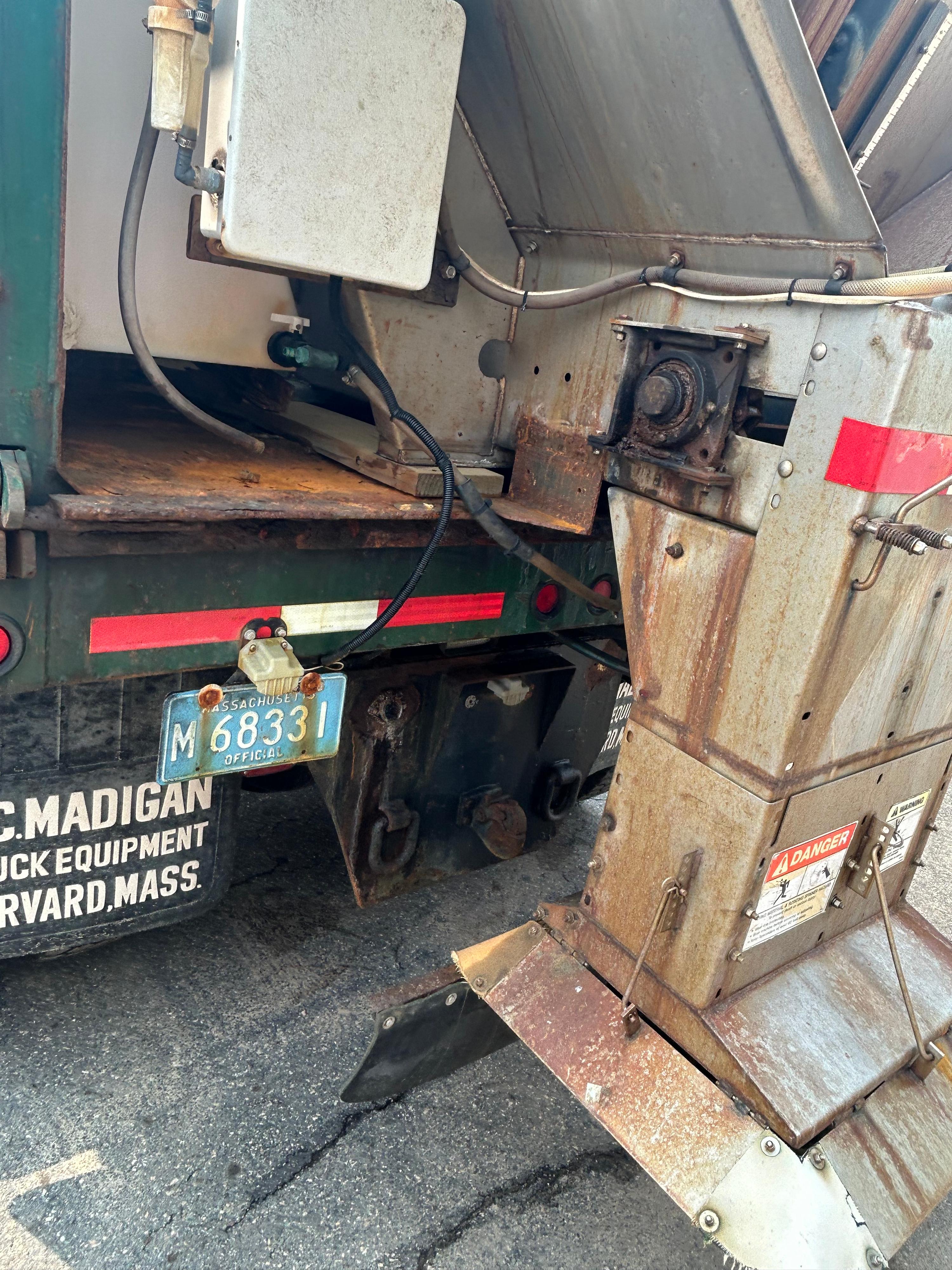 2002 Sterling L7500 6YD Hiway 2020XT Spreader - image 15