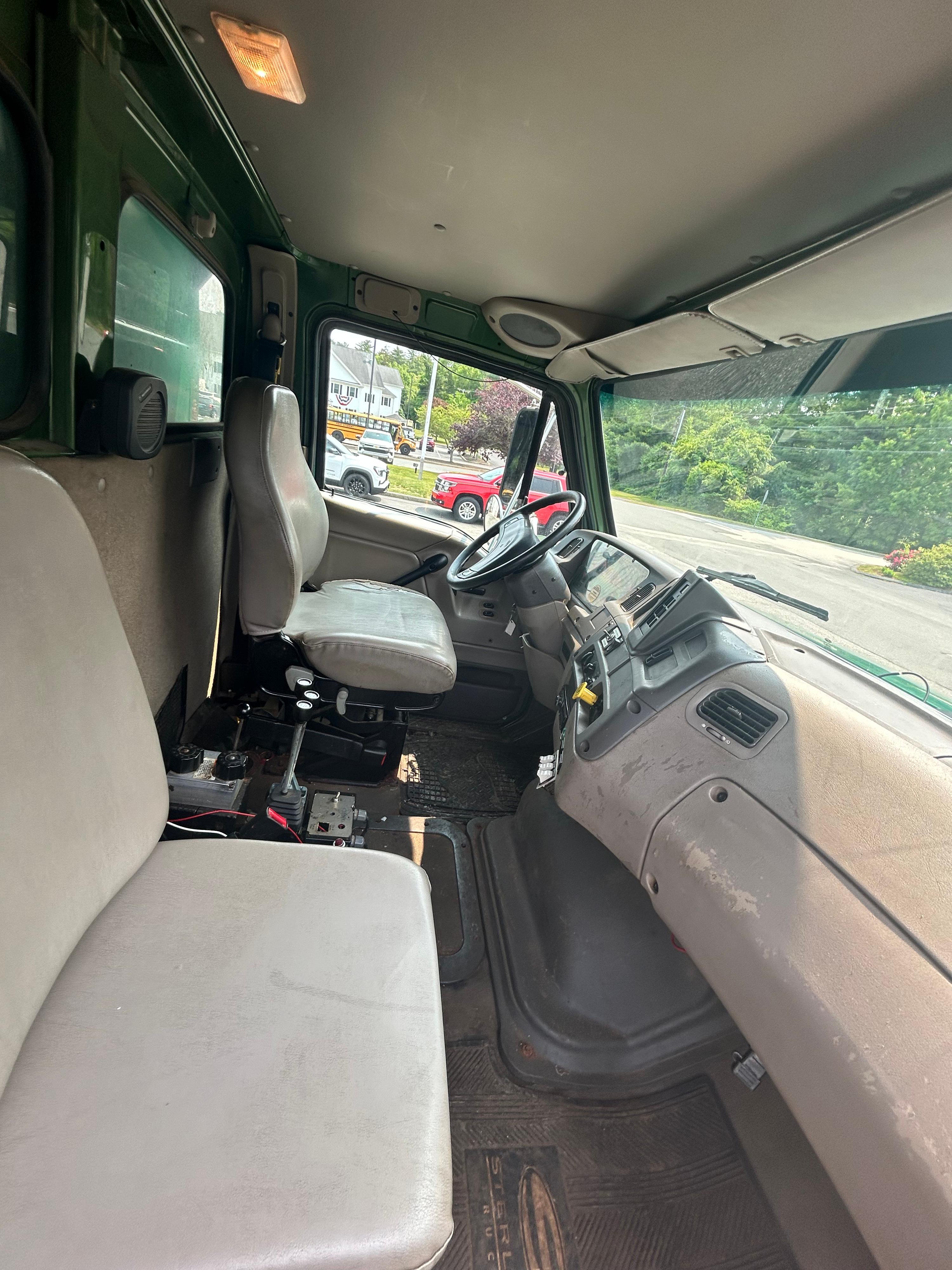 2002 Sterling L7500 6YD Hiway 2020XT Spreader - image 17