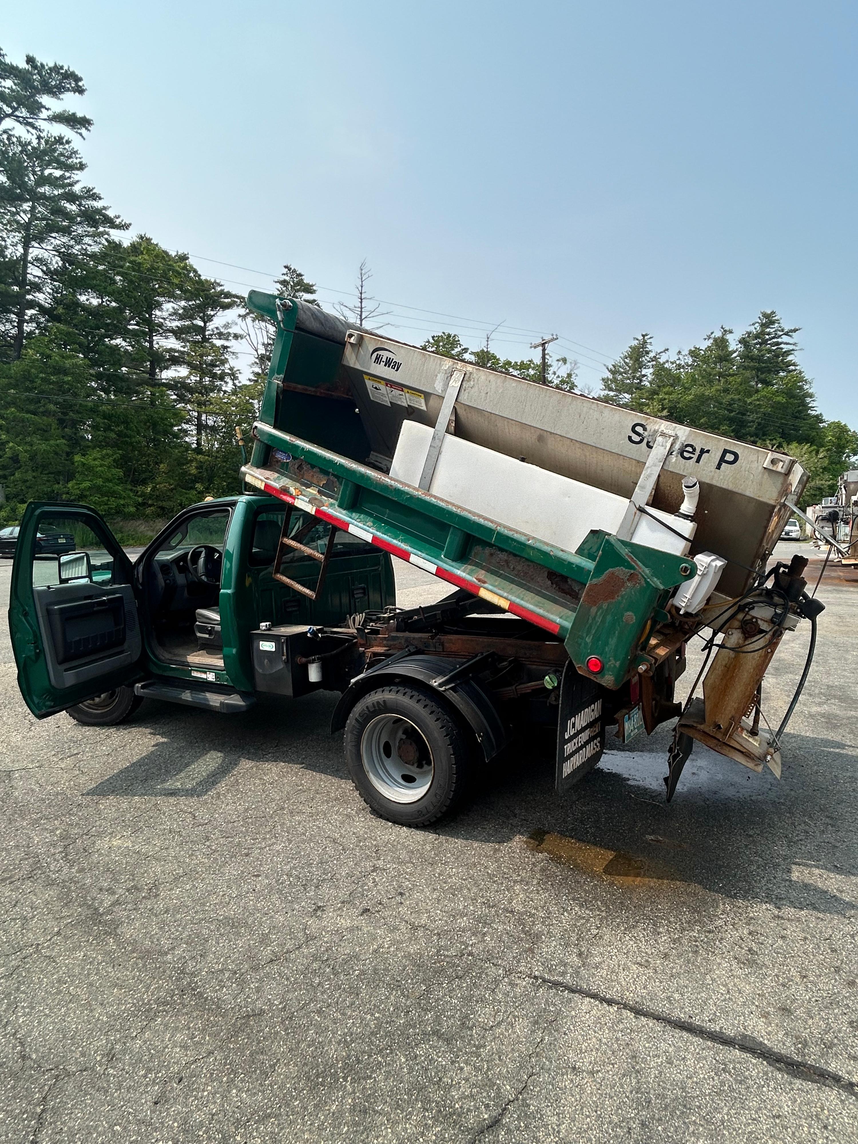 2012 Ford F-550 6.7L 4x4 Spreader - image 12