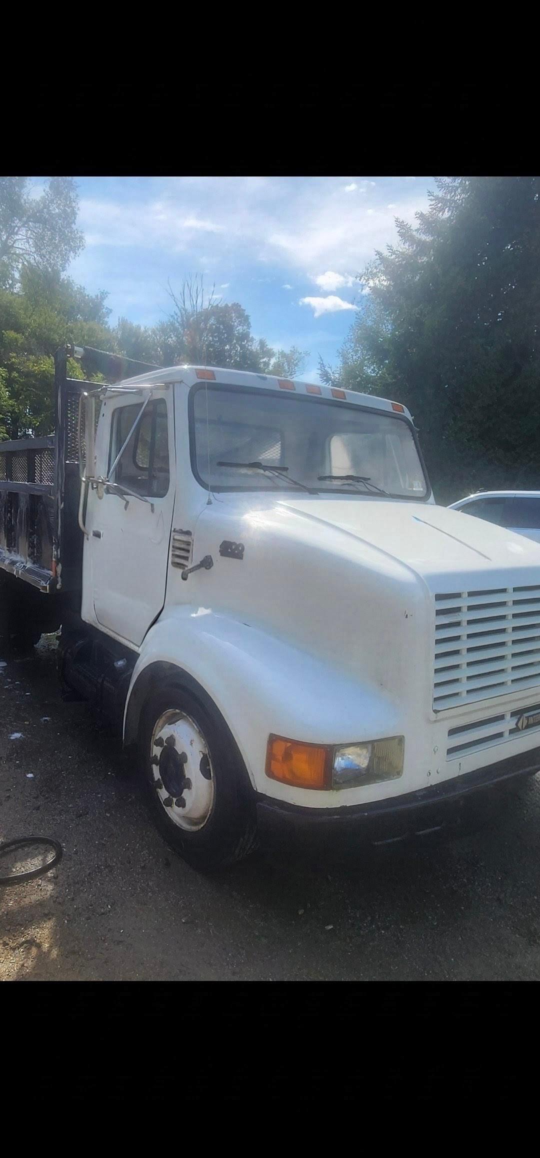 1996 International 4700 Dump Truck - image 2