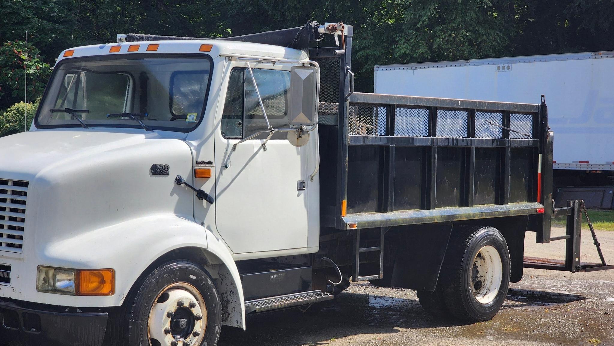 1996 International 4700 Dump Truck - image 1