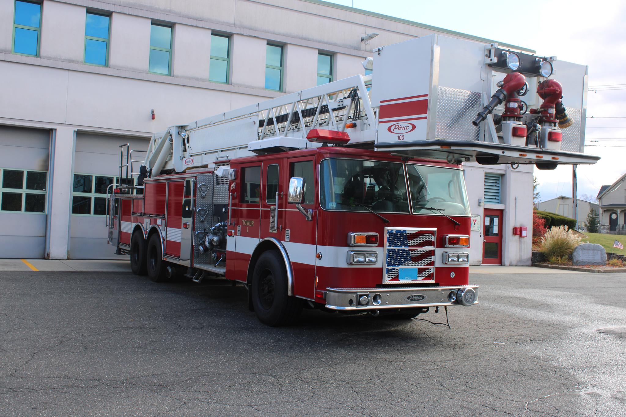 2002 Pierce Dash 100' Quint - image 1