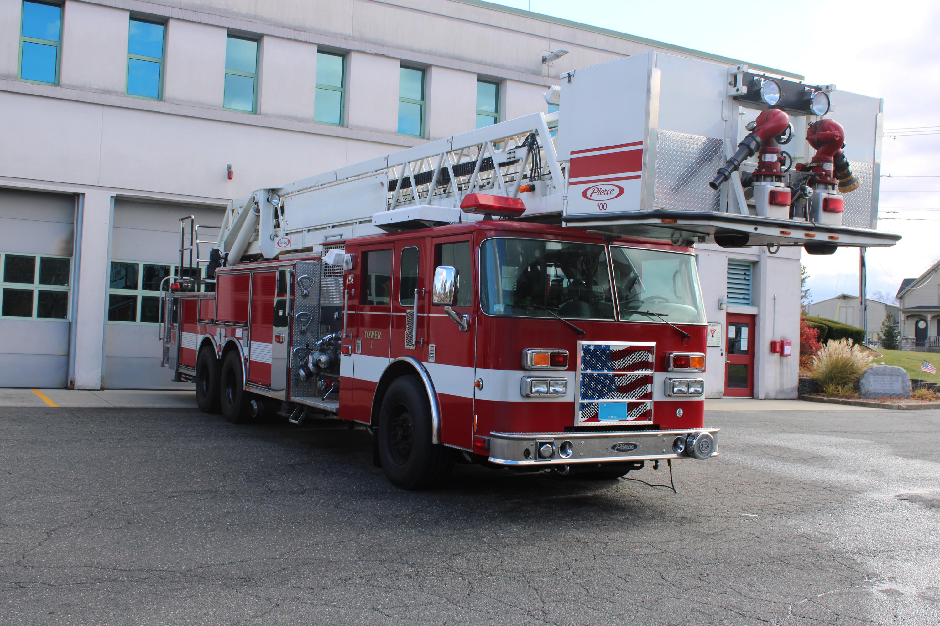 2002 Pierce Dash 100' Quint - image 1