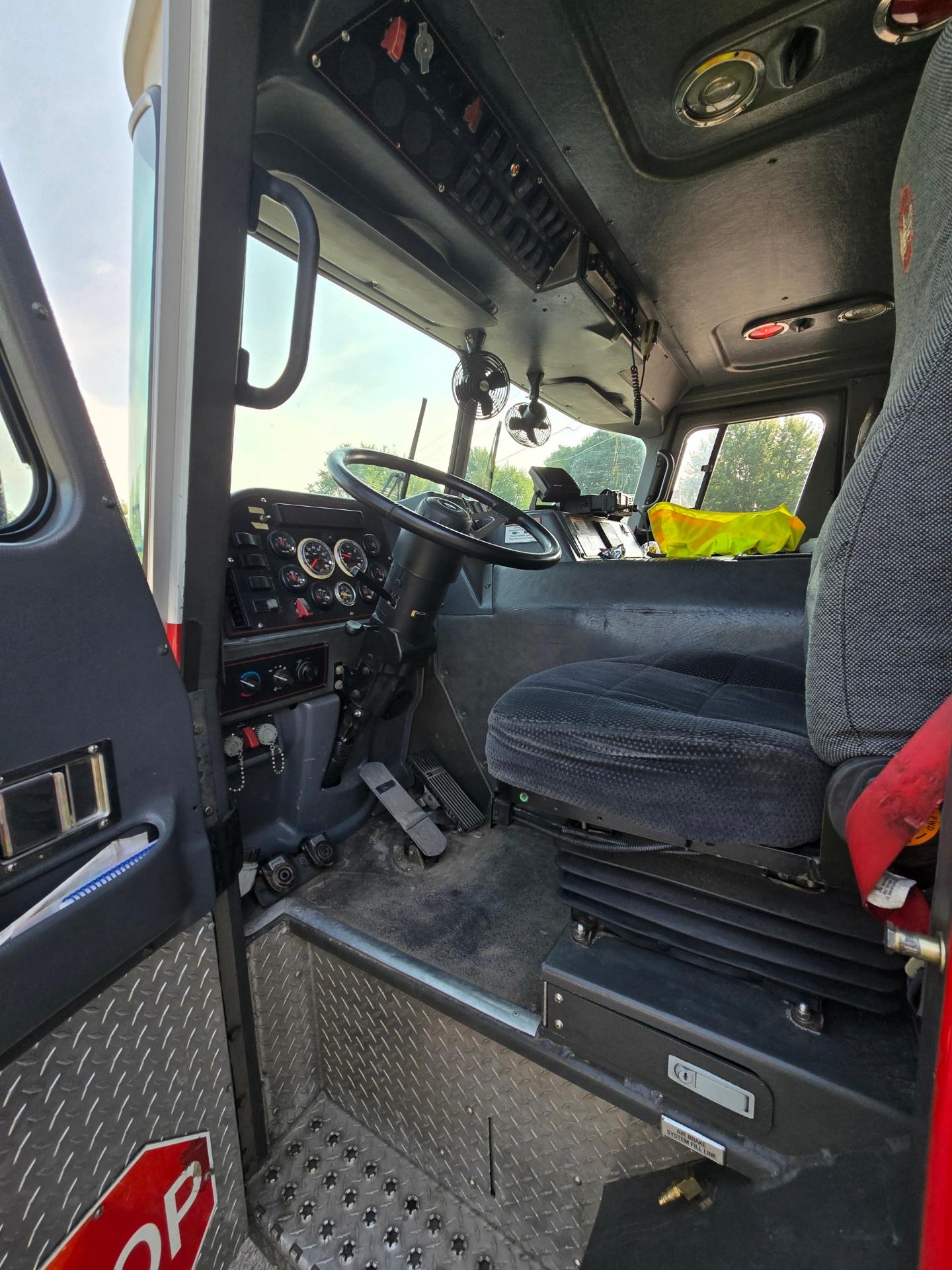 2004 E-One Cyclone Pumper - image 9
