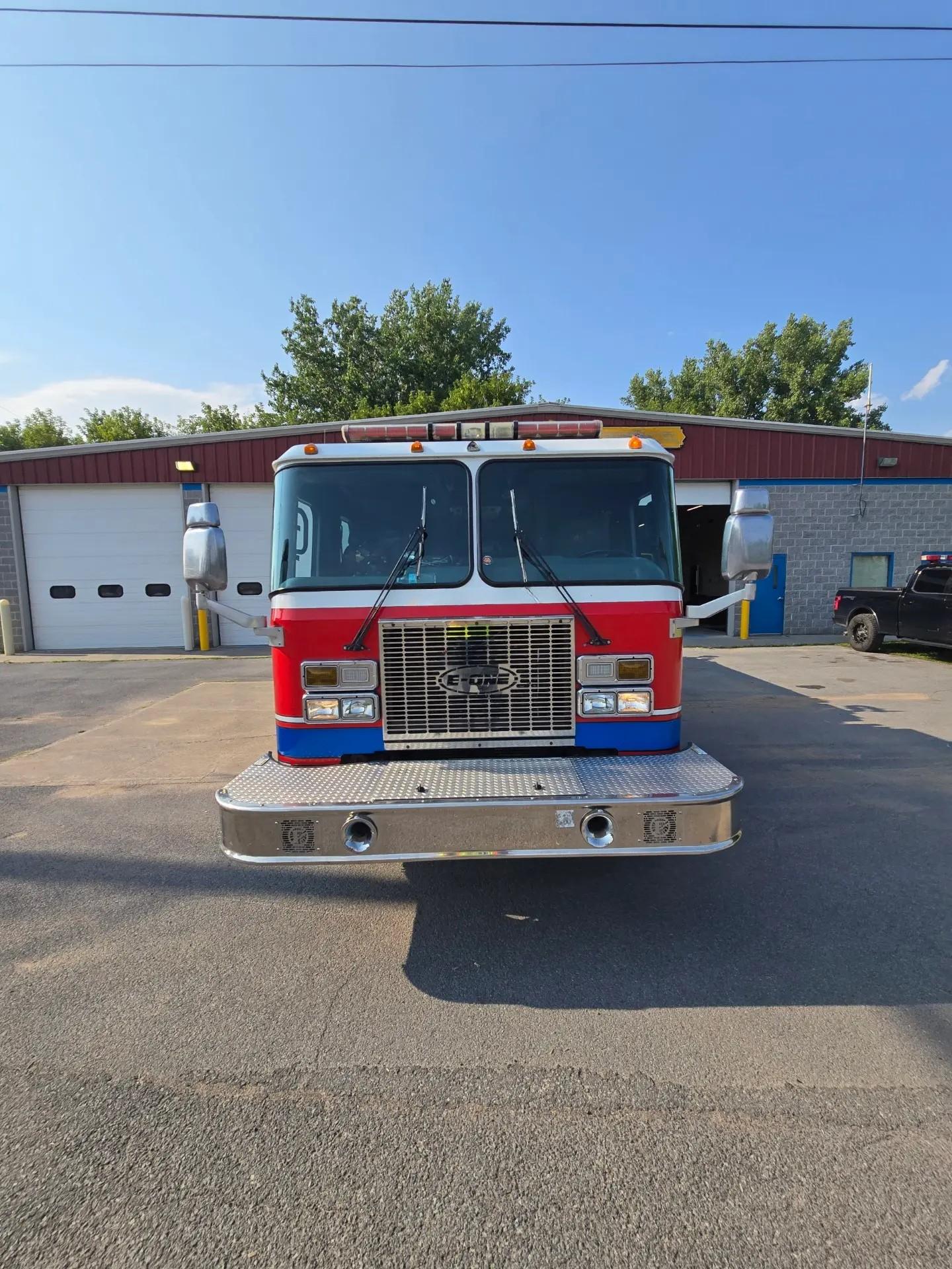 2004 E-One Cyclone Pumper - image 2