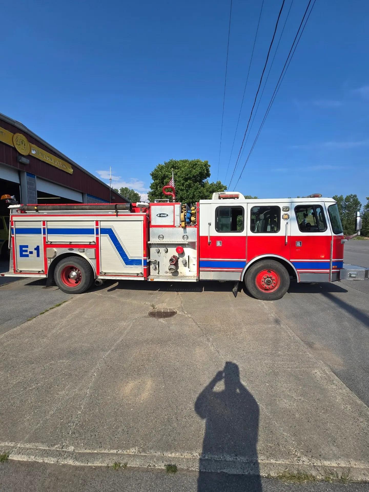 2004 E-One Cyclone Pumper - image 3