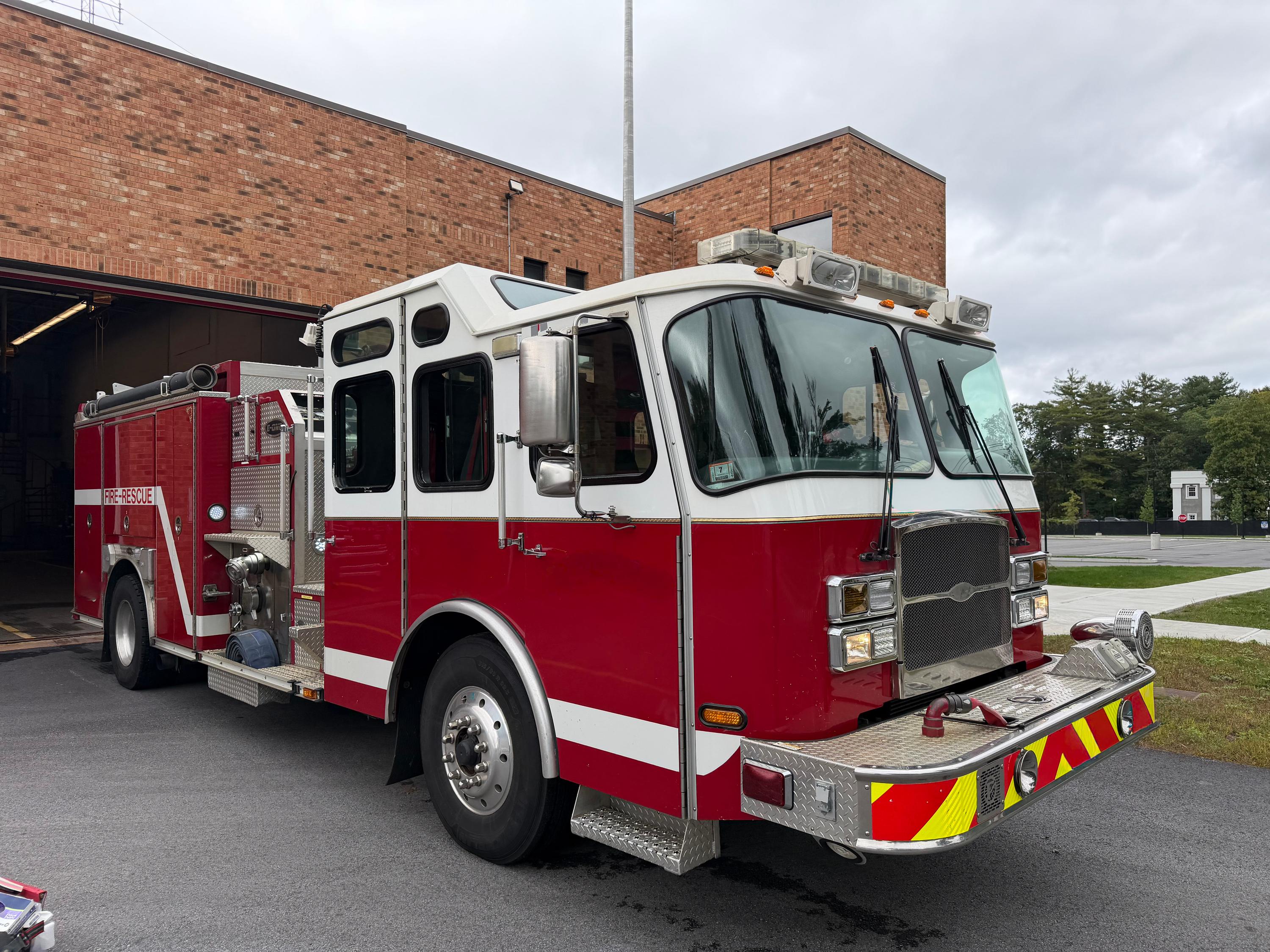 2005 E-One Cyclone II Pumper - image 2