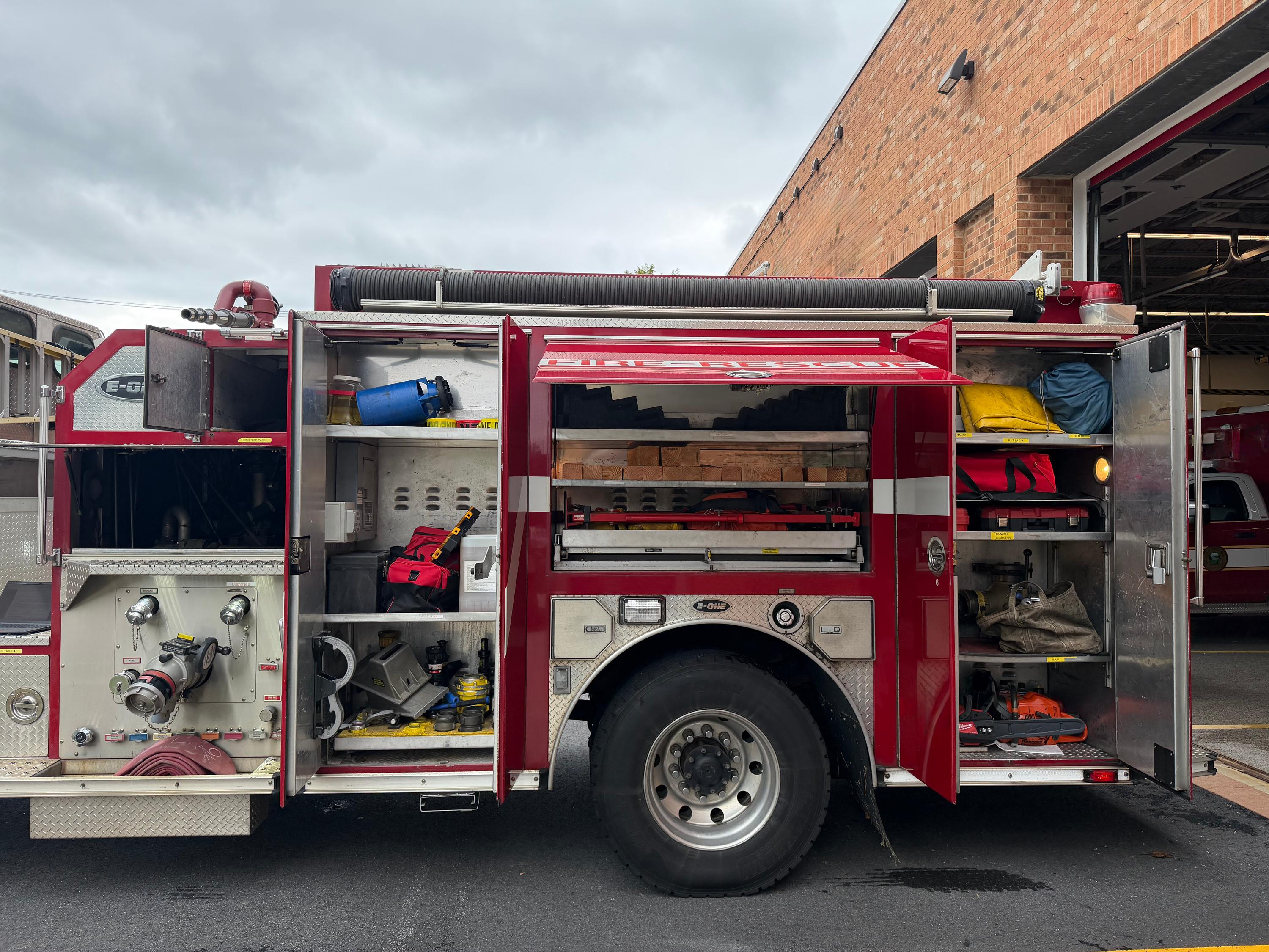 2005 E-One Cyclone II Pumper - image 9