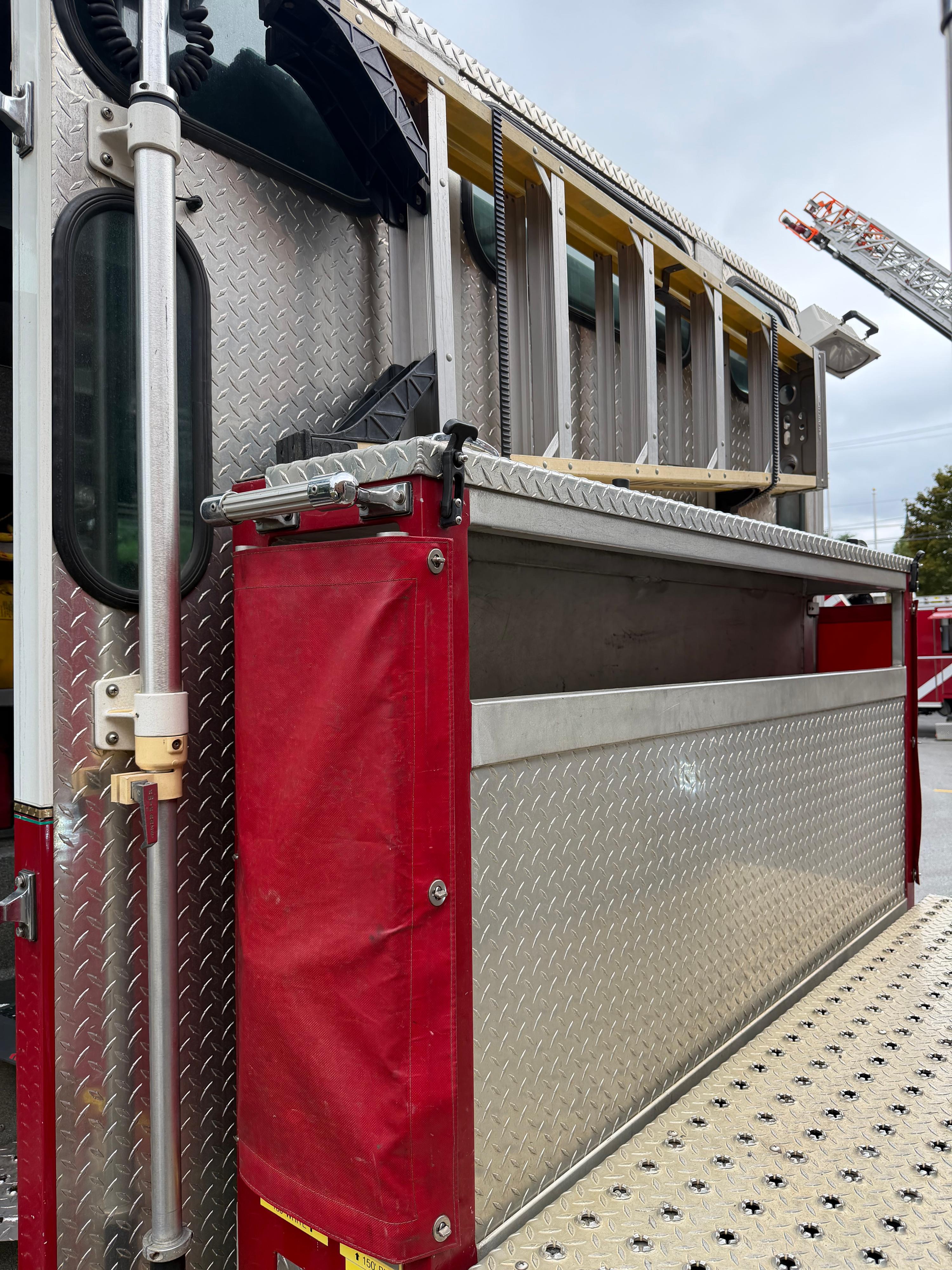 2005 E-One Cyclone II Pumper - image 20