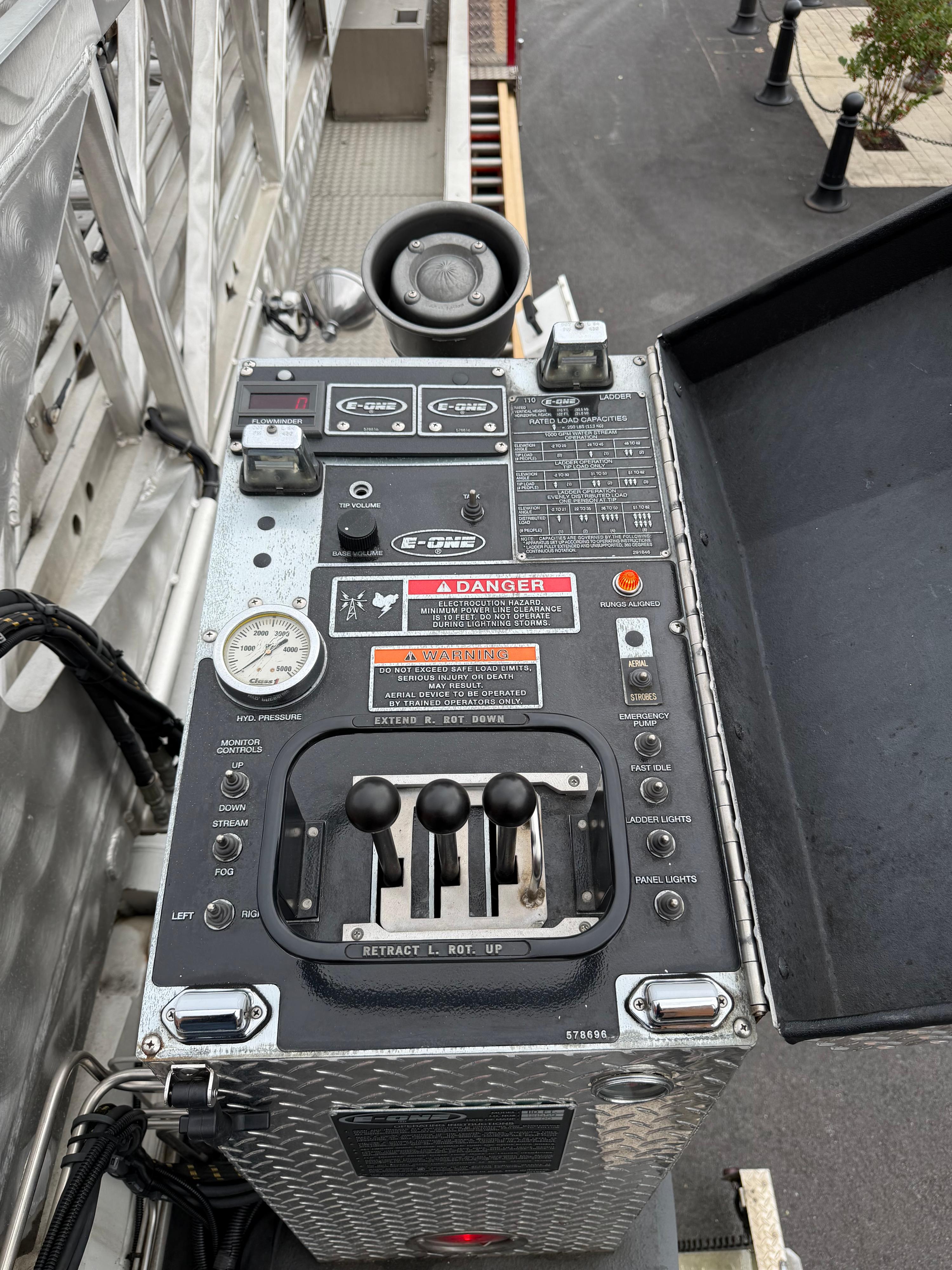 2000 E-One Hurricane 110' Aerial - image 25