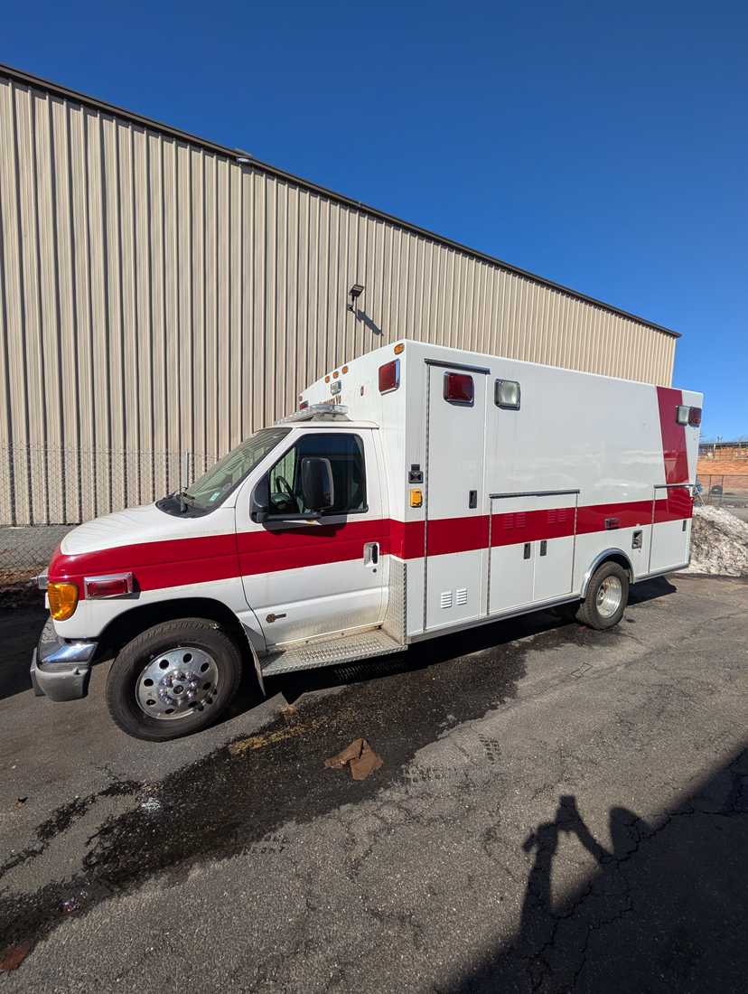 2003 Braun Ford Type III Ambulance — photo 2