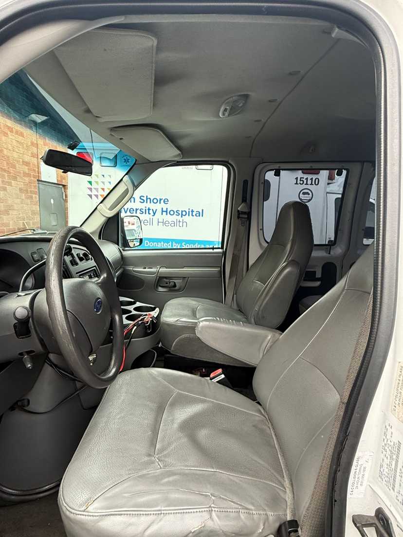 2006 GMC 3500 Passenger Van — photo 8