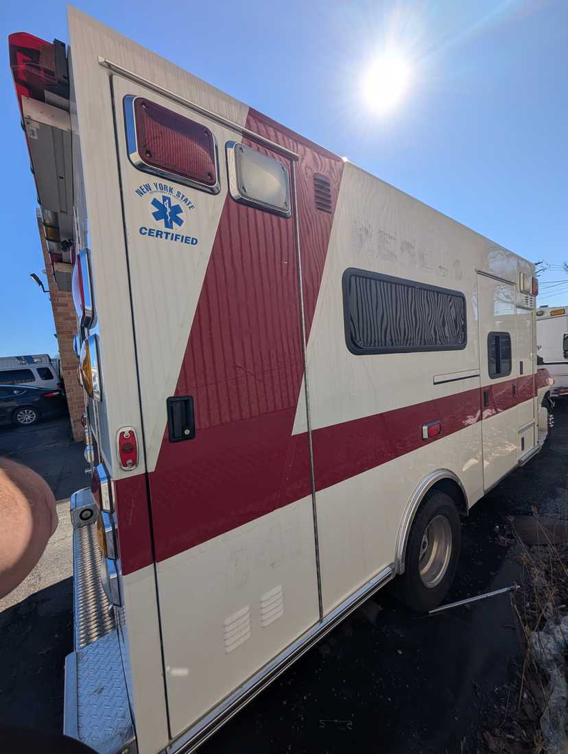 2003 Braun Ford Type III Ambulance — photo 3