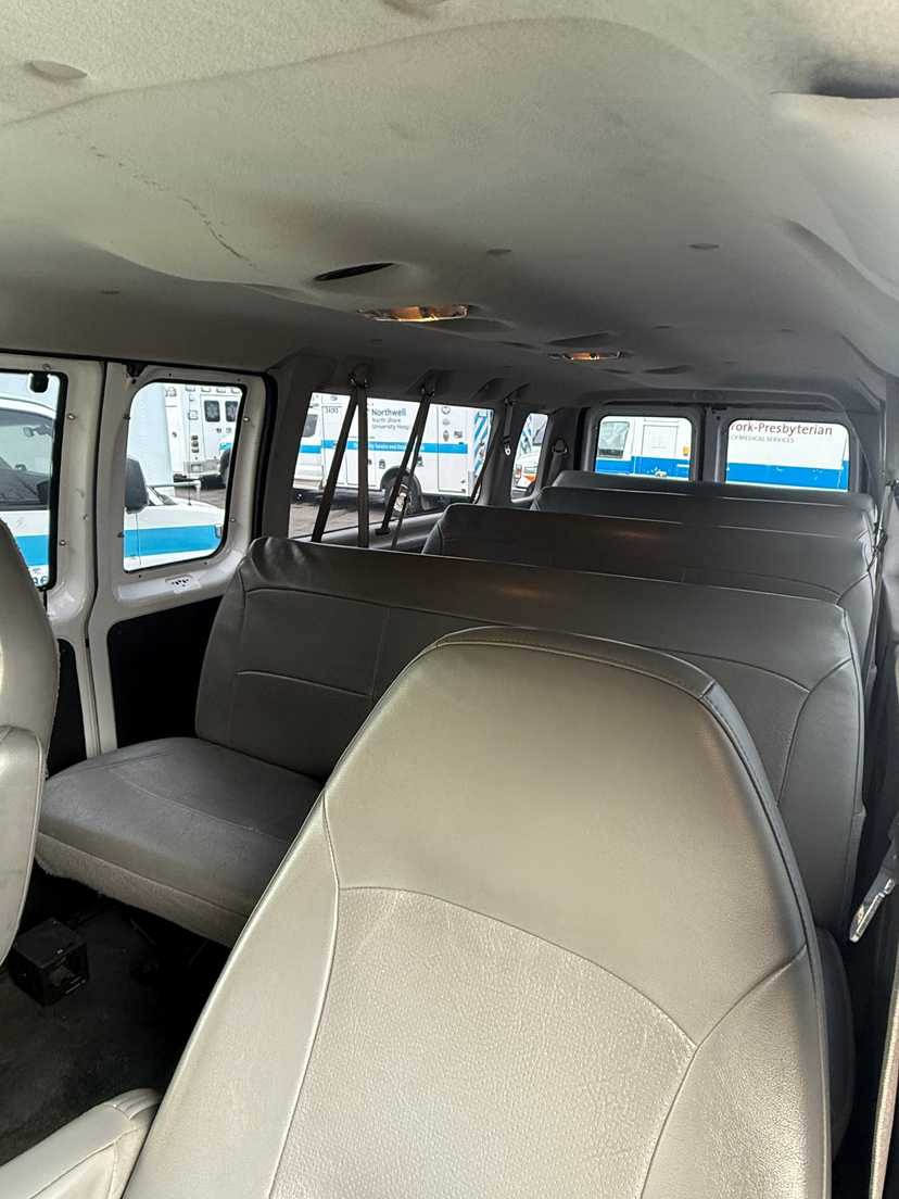2006 GMC 3500 Passenger Van — photo 7