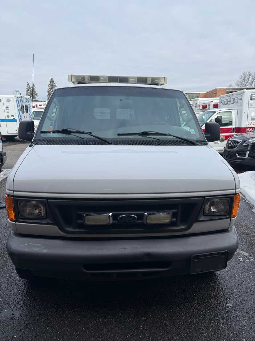 2006 GMC 3500 Passenger Van — photo 2