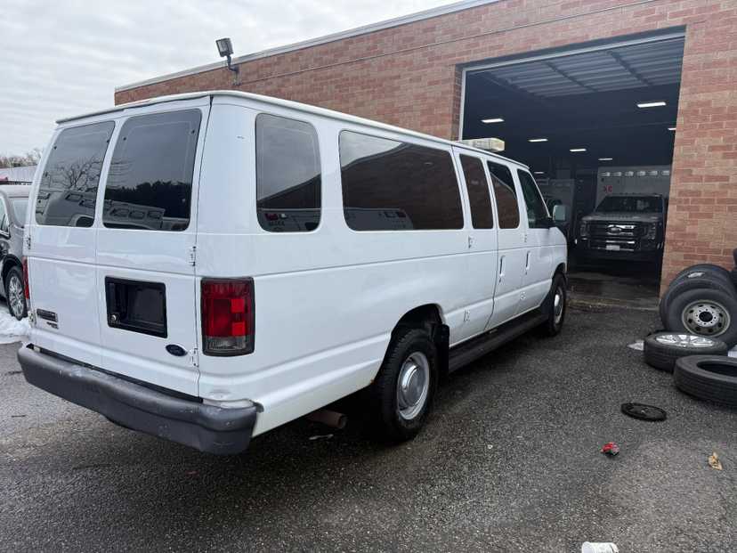 2006 GMC 3500 Passenger Van — photo 4