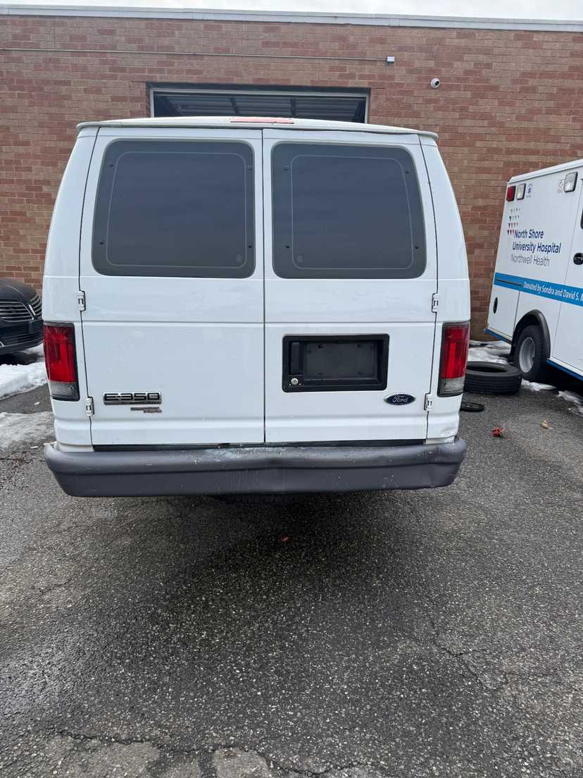 2006 GMC 3500 Passenger Van — photo 3