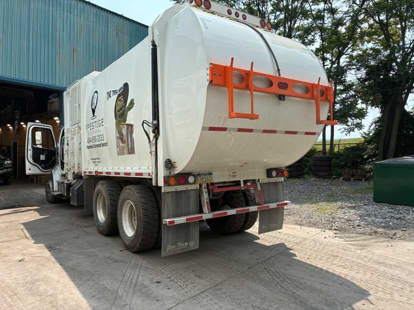 2025 Freightliner Pac-Tech Automated Side Loader — photo 2
