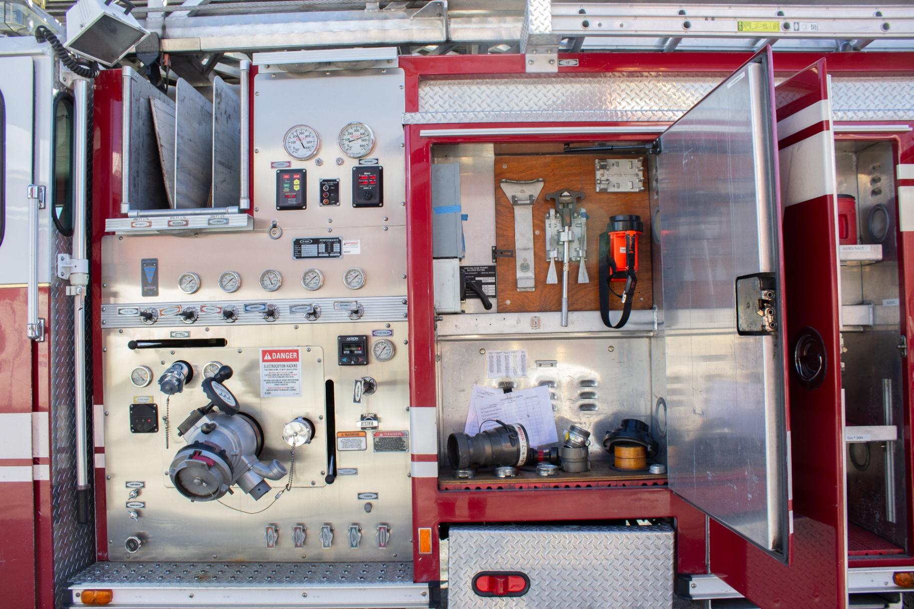 2001 E-One HP-100 100' Quint - image 9