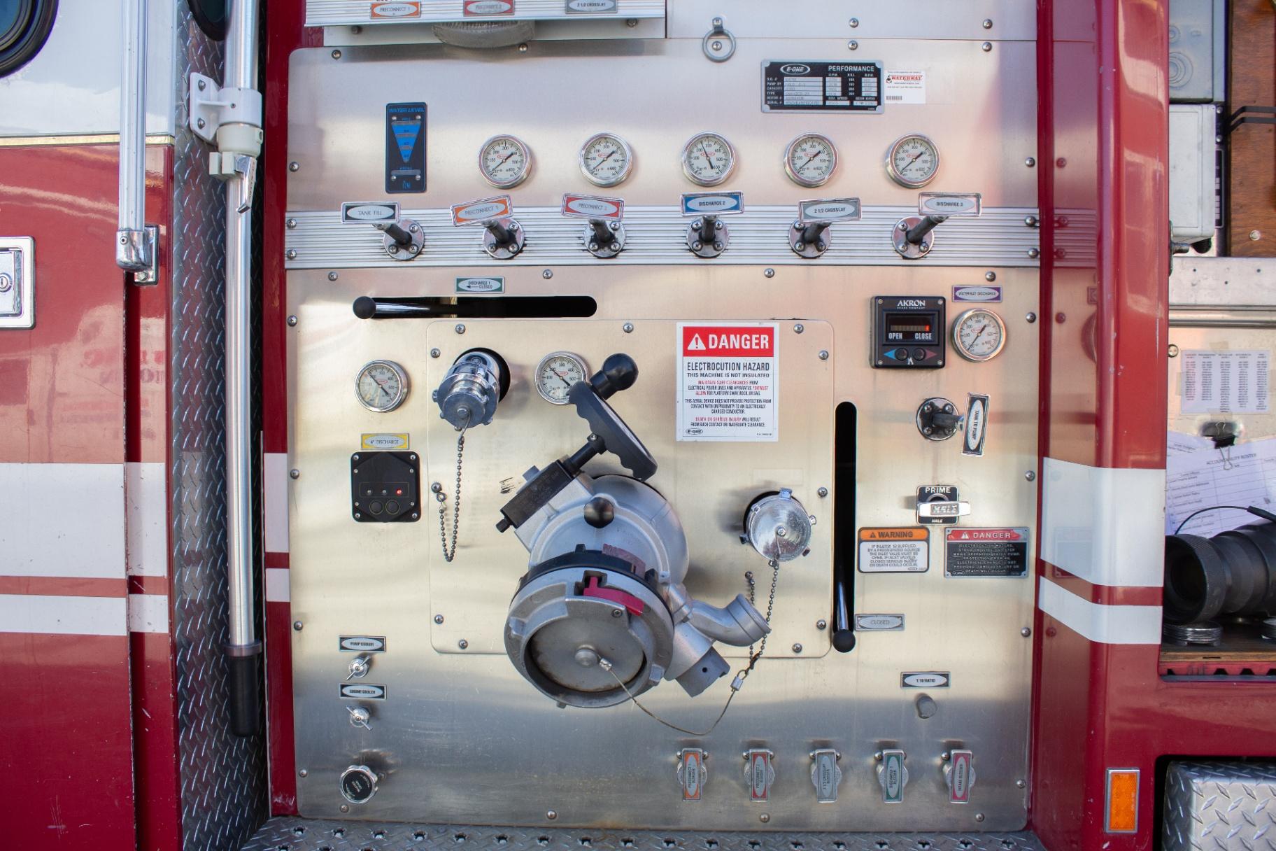2001 E-One HP-100 100' Quint - image 10