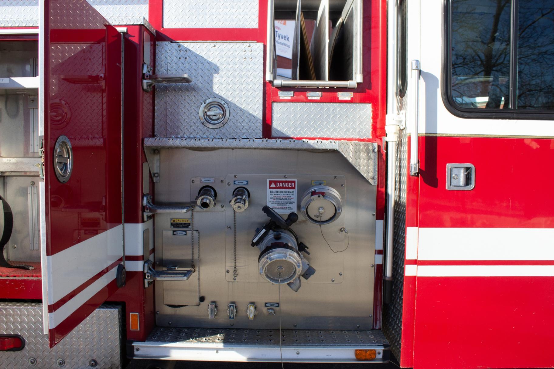 2001 E-One HP-100 100' Quint - image 11