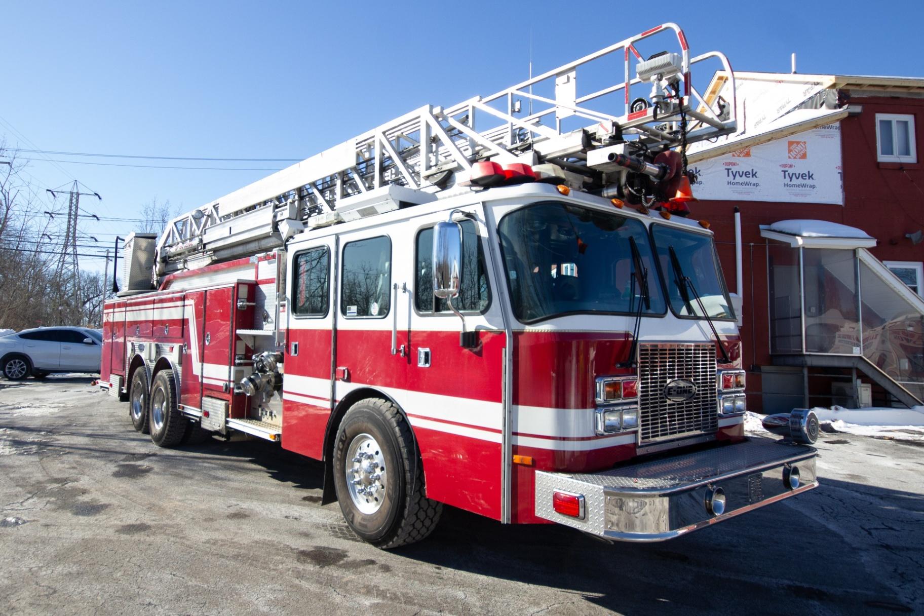 2001 E-One HP-100 100' Quint - image 1