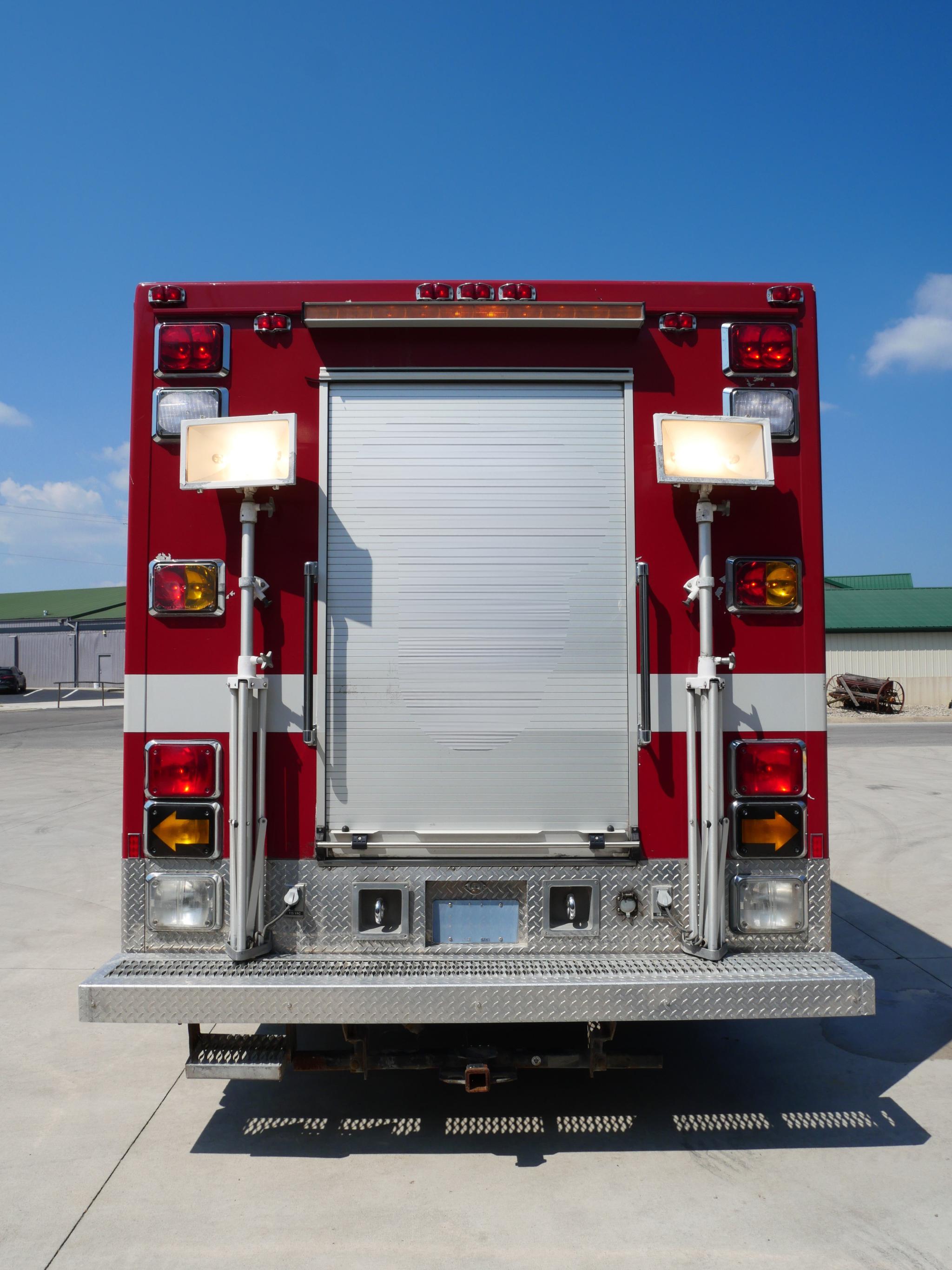 2000 International Heavy Rescue - image 3